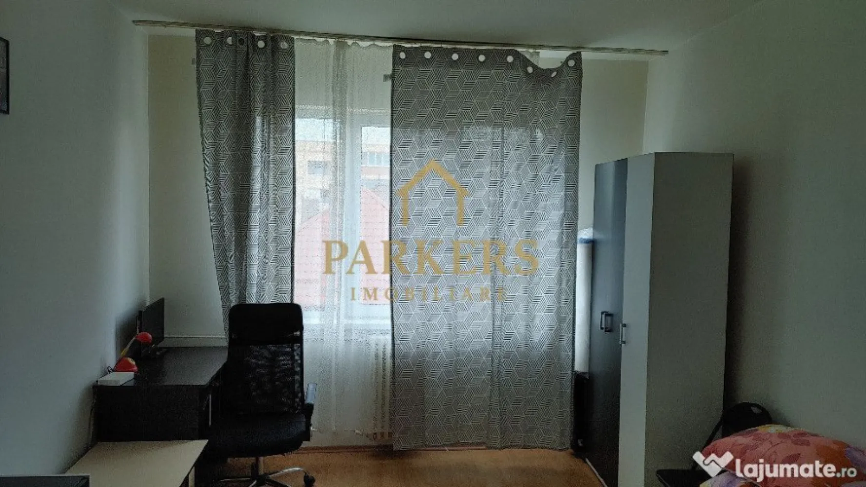 Garsoniera 22 mp utili etaj intermediar de vanzare in Manastur - Parkers Imobiliare propune spre vânzare o garsonieră, situată în cartierul Mănăștur la etajul II al unui imobil.
Garsoniera are o suprafață utilă de 22 mp și este compartimentată eficient, fiind compusă din cameră luminoasă cu pat dublu, bucătărie separată și baie cu cadă și duș. Se vinde mobilată și utilată, fiind dotată cu plită electrică, frigider, mașină de spălat și cafetieră, gata pentru utilizare imediată.
Unul dintre principalele avantaje ale proprietății este localizarea excelentă: la aproximativ 1,8 km de mers pe jos până la Cluj Arena (zona Untold), la 7 minute de stațiile de autobuz de pe Calea Florești și din Grigorescu, respectiv la 5 minute de stația de tramvai, cu acces rapid către centrul orașului (o stație până la Cluj Arena).
Imobilul este amplasat într-o zonă cu multiple puncte de interes în imediata apropiere: Liceul Sportiv, Profi City, Parcul Rozelor, 18 Gym, Restaurant Terasa Winners Sports Club, faleza Someșului și Parcul „Iuliu Hațieganu”. În vecinătate se află și Stele Pizza Delivery, iar în proximitate magazinele Penny, Supeco și restaurantul Nobori.
Datorită poziționării și accesului facil la mijloacele de transport și zonele de interes, această garsonieră reprezintă o opțiune excelentă pentru locuit sau investiție.
Pentru mai multe detalii sau programarea unei vizionări, Parkers Imobiliare vă stă la dispoziție.