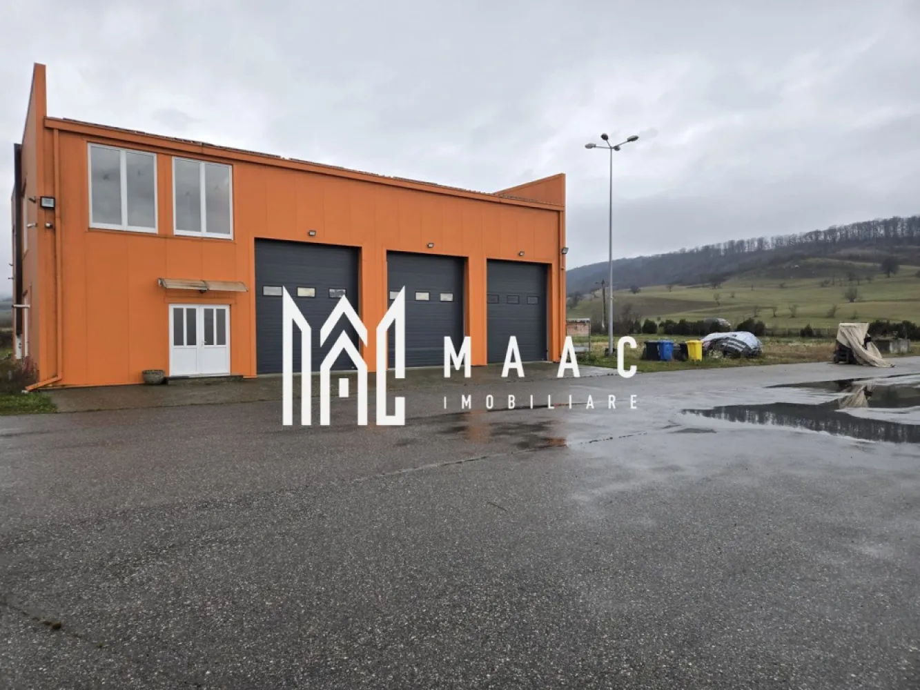 Imobil industrial I 448 mp I Teren 12.000 mp I Bradu I De Inchiriat - MAAC Imobiliare oferă spre închiriere un imobil industrial situat în Bradu, județul Sibiu, ideal pentru activități logistice, depozitare, producție, service auto sau firme cu flotă. Proprietatea beneficiază de acces excelent și un teren foarte generos.

Date tehnice ale proprietății:
Teren: 12.000 mp
Deschidere la strada principală: 140 ml
Suprafață utilă totală: 448 mp, împărțită în:
C1: 81,4 mp utili
C2: 366,2 mp utili, din care 277 mp destinați garajelor

Facilități existente:
Birouri amenajate
Camere de odihnă pentru personal
Bucătărie
Băi
Garaje/zone tehnice de 277 mp, potrivite pentru service, depozitare sau parcări acoperite

Avantaje:
Teren extins, potrivit pentru parcări, depozitare exterioară sau dezvoltări ulterioare
Acces excelent pentru vehicule mari
Vizibilitate foarte bună, datorită deschiderii mari la drum
Spațiu pregătit pentru operare imediată

Pentru detalii suplimentare, consultanță sau programarea unei vizionări, va rugăm să ne contactati specificand ID: CP2839930.