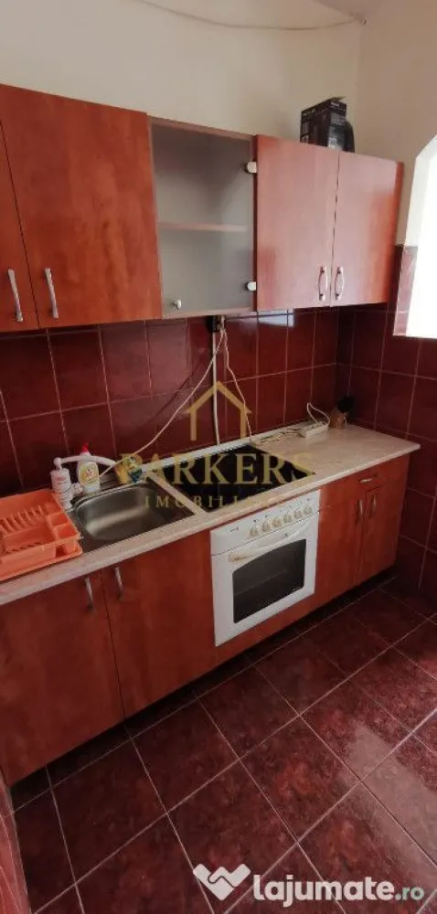 Garsoniera 22 mp utili etaj intermediar de vanzare in Manastur - Parkers Imobiliare propune spre vânzare o garsonieră, situată în cartierul Mănăștur la etajul II al unui imobil.
Garsoniera are o suprafață utilă de 22 mp și este compartimentată eficient, fiind compusă din cameră luminoasă cu pat dublu, bucătărie separată și baie cu cadă și duș. Se vinde mobilată și utilată, fiind dotată cu plită electrică, frigider, mașină de spălat și cafetieră, gata pentru utilizare imediată.
Unul dintre principalele avantaje ale proprietății este localizarea excelentă: la aproximativ 1,8 km de mers pe jos până la Cluj Arena (zona Untold), la 7 minute de stațiile de autobuz de pe Calea Florești și din Grigorescu, respectiv la 5 minute de stația de tramvai, cu acces rapid către centrul orașului (o stație până la Cluj Arena).
Imobilul este amplasat într-o zonă cu multiple puncte de interes în imediata apropiere: Liceul Sportiv, Profi City, Parcul Rozelor, 18 Gym, Restaurant Terasa Winners Sports Club, faleza Someșului și Parcul „Iuliu Hațieganu”. În vecinătate se află și Stele Pizza Delivery, iar în proximitate magazinele Penny, Supeco și restaurantul Nobori.
Datorită poziționării și accesului facil la mijloacele de transport și zonele de interes, această garsonieră reprezintă o opțiune excelentă pentru locuit sau investiție.
Pentru mai multe detalii sau programarea unei vizionări, Parkers Imobiliare vă stă la dispoziție.