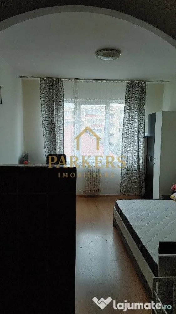 Garsoniera 22 mp utili etaj intermediar de vanzare in Manastur - Parkers Imobiliare propune spre vânzare o garsonieră, situată în cartierul Mănăștur la etajul II al unui imobil.
Garsoniera are o suprafață utilă de 22 mp și este compartimentată eficient, fiind compusă din cameră luminoasă cu pat dublu, bucătărie separată și baie cu cadă și duș. Se vinde mobilată și utilată, fiind dotată cu plită electrică, frigider, mașină de spălat și cafetieră, gata pentru utilizare imediată.
Unul dintre principalele avantaje ale proprietății este localizarea excelentă: la aproximativ 1,8 km de mers pe jos până la Cluj Arena (zona Untold), la 7 minute de stațiile de autobuz de pe Calea Florești și din Grigorescu, respectiv la 5 minute de stația de tramvai, cu acces rapid către centrul orașului (o stație până la Cluj Arena).
Imobilul este amplasat într-o zonă cu multiple puncte de interes în imediata apropiere: Liceul Sportiv, Profi City, Parcul Rozelor, 18 Gym, Restaurant Terasa Winners Sports Club, faleza Someșului și Parcul „Iuliu Hațieganu”. În vecinătate se află și Stele Pizza Delivery, iar în proximitate magazinele Penny, Supeco și restaurantul Nobori.
Datorită poziționării și accesului facil la mijloacele de transport și zonele de interes, această garsonieră reprezintă o opțiune excelentă pentru locuit sau investiție.
Pentru mai multe detalii sau programarea unei vizionări, Parkers Imobiliare vă stă la dispoziție.