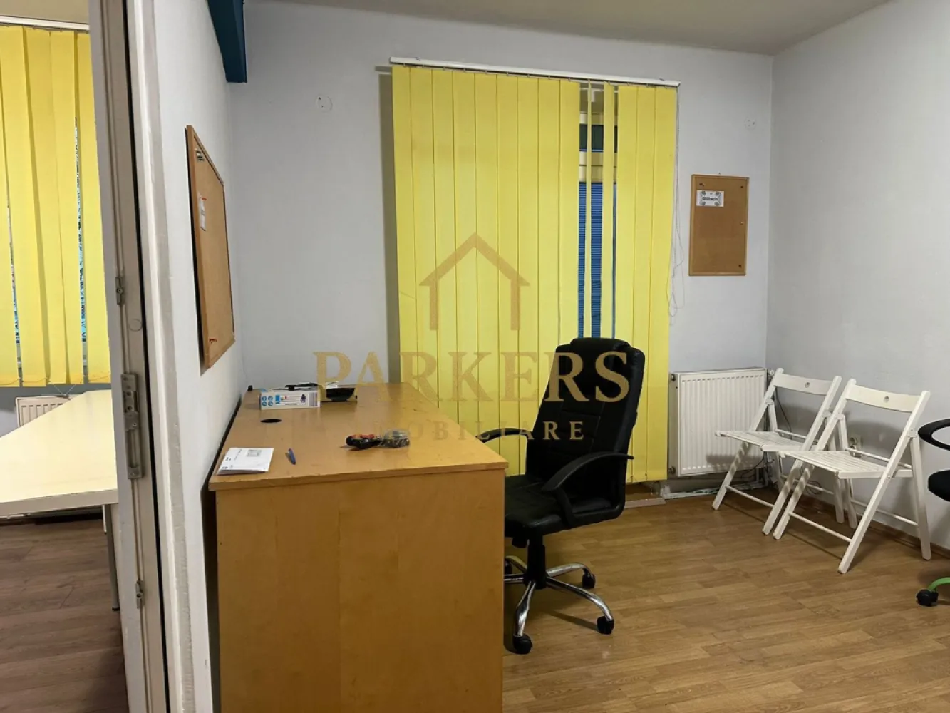 spatiu birouri 3 camere ultracentral de inchiriat - Parkers Imobiliare oferă spre închiriere apartament cu 3 camere destinat birourilor situat la etajul 1 din 5 în zonă ultracentrală spațiu de 45 mp compartimentat în 3 încăperi parțial mobilat și utilat centrală termică proprie balcon vedere către hala agroalimentară ideal pentru firmă cabinet sau sediu administrativ se închiriază pe termen lung
