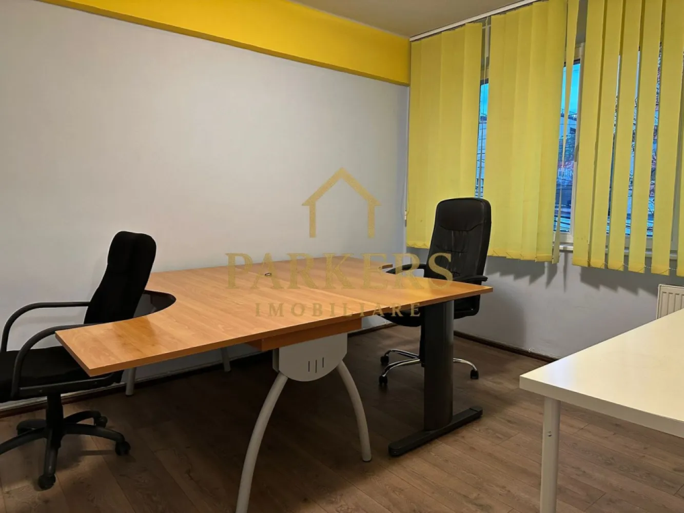 spatiu birouri 3 camere ultracentral de inchiriat - Parkers Imobiliare oferă spre închiriere apartament cu 3 camere destinat birourilor situat la etajul 1 din 5 în zonă ultracentrală spațiu de 45 mp compartimentat în 3 încăperi parțial mobilat și utilat centrală termică proprie balcon vedere către hala agroalimentară ideal pentru firmă cabinet sau sediu administrativ se închiriază pe termen lung