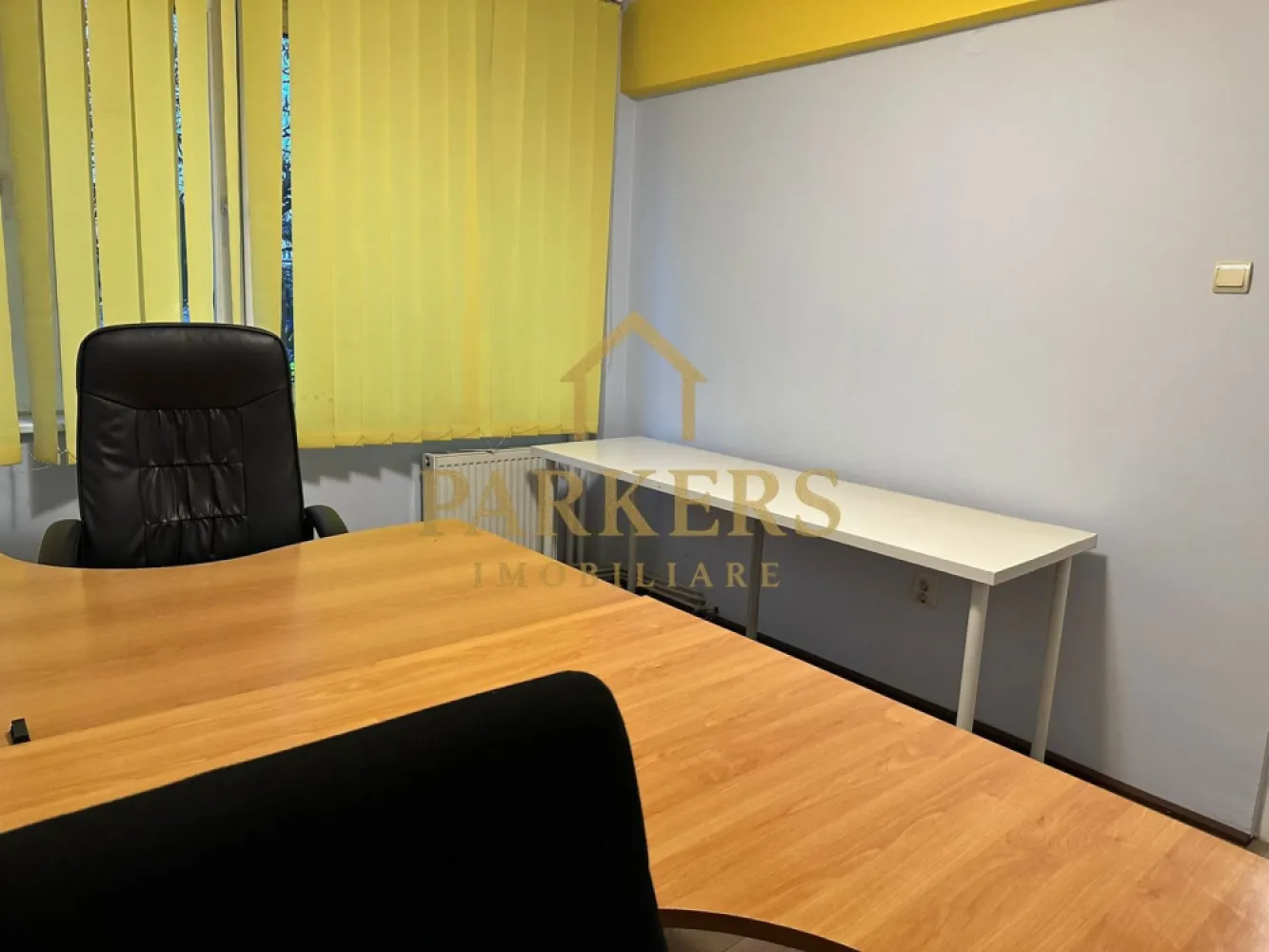 spatiu birouri 3 camere ultracentral de inchiriat - Parkers Imobiliare oferă spre închiriere apartament cu 3 camere destinat birourilor situat la etajul 1 din 5 în zonă ultracentrală spațiu de 45 mp compartimentat în 3 încăperi parțial mobilat și utilat centrală termică proprie balcon vedere către hala agroalimentară ideal pentru firmă cabinet sau sediu administrativ se închiriază pe termen lung