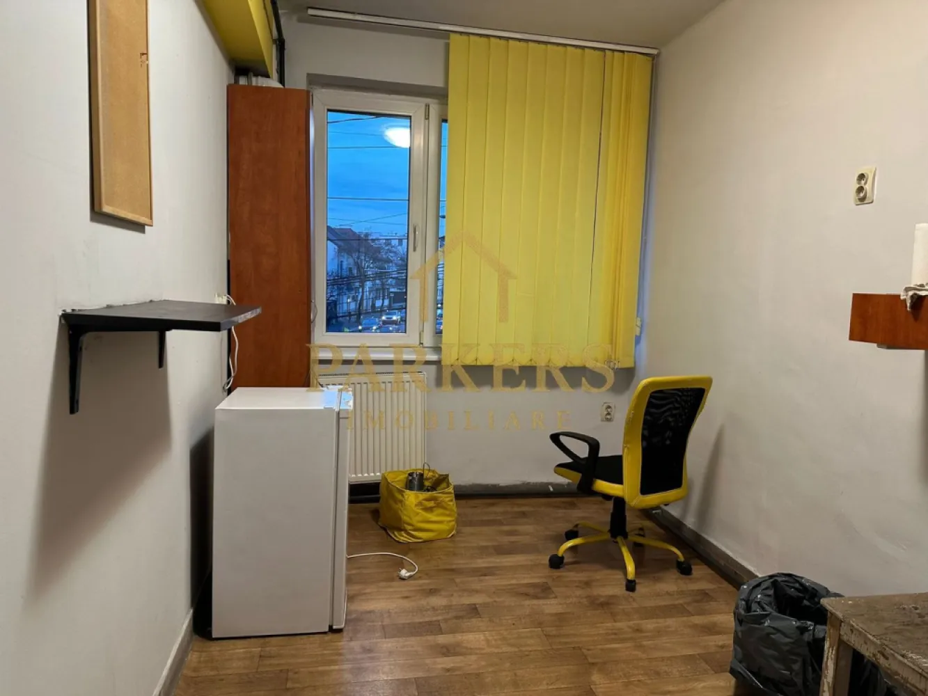 spatiu birouri 3 camere ultracentral de inchiriat - Parkers Imobiliare oferă spre închiriere apartament cu 3 camere destinat birourilor situat la etajul 1 din 5 în zonă ultracentrală spațiu de 45 mp compartimentat în 3 încăperi parțial mobilat și utilat centrală termică proprie balcon vedere către hala agroalimentară ideal pentru firmă cabinet sau sediu administrativ se închiriază pe termen lung