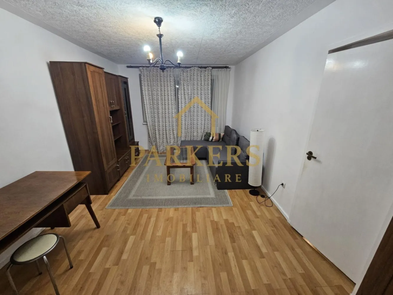 Apartament 2 camere decomandat de închiriat în Grigorescu - Parkers Imobiliare oferă spre închiriere apartament decomandat situat la parter cu suprafață de 50 mp în cartierul Grigorescu complet mobilat și utilat cu frigider mașină de spălat și centrală termică proprie. Dispune de balcon închis și este disponibil pentru ocupare imediată