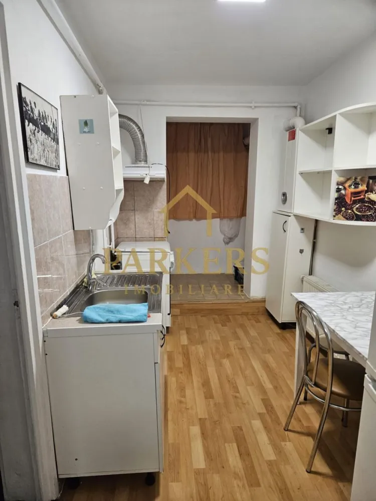 Apartament 2 camere decomandat de închiriat în Grigorescu - Parkers Imobiliare oferă spre închiriere apartament decomandat situat la parter cu suprafață de 50 mp în cartierul Grigorescu complet mobilat și utilat cu frigider mașină de spălat și centrală termică proprie. Dispune de balcon închis și este disponibil pentru ocupare imediată