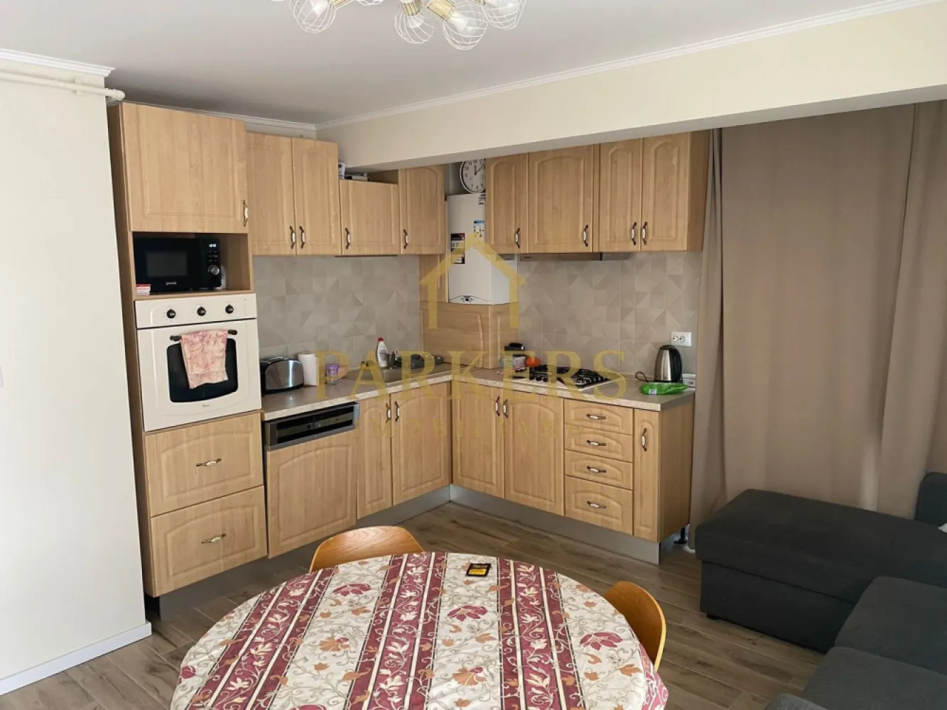 Apartament 2 camere etaj intermediar de inchiriat zona VIVO - Parkers Imobiliare oferă spre închiriere apartament cu 2 camere, decomandat, având suprafață utilă de 46 mp, situat la etajul 2 într-un imobil construit în 2013, cu lift, izolat termic, complet mobilat și utilat, bucătărie mobilată și utilată, încălzire prin pardoseală, aer condiționat, internet wireless, ferestre PVC cu geam termopan, ușă metalică, boxă la subsol, acces interfon, curte comună și supraveghere video, amplasat în zona VIVO. Loc de parcare subteran disponibil contracost - 50 euro pe lună