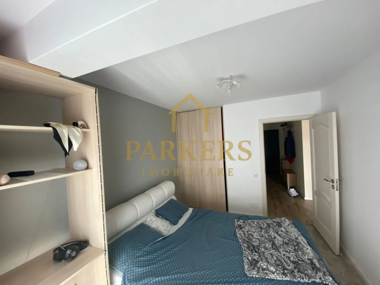 Apartament 2 camere etaj intermediar de inchiriat zona VIVO - Parkers Imobiliare oferă spre închiriere apartament cu 2 camere, decomandat, având suprafață utilă de 46 mp, situat la etajul 2 într-un imobil construit în 2013, cu lift, izolat termic, complet mobilat și utilat, bucătărie mobilată și utilată, încălzire prin pardoseală, aer condiționat, internet wireless, ferestre PVC cu geam termopan, ușă metalică, boxă la subsol, acces interfon, curte comună și supraveghere video, amplasat în zona VIVO. Loc de parcare subteran disponibil contracost - 50 euro pe lună