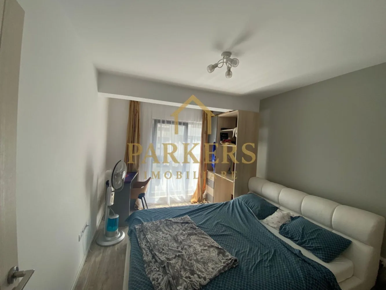 Apartament 2 camere etaj intermediar de inchiriat zona VIVO - Parkers Imobiliare oferă spre închiriere apartament cu 2 camere, decomandat, având suprafață utilă de 46 mp, situat la etajul 2 într-un imobil construit în 2013, cu lift, izolat termic, complet mobilat și utilat, bucătărie mobilată și utilată, încălzire prin pardoseală, aer condiționat, internet wireless, ferestre PVC cu geam termopan, ușă metalică, boxă la subsol, acces interfon, curte comună și supraveghere video, amplasat în zona VIVO. Loc de parcare subteran disponibil contracost - 50 euro pe lună