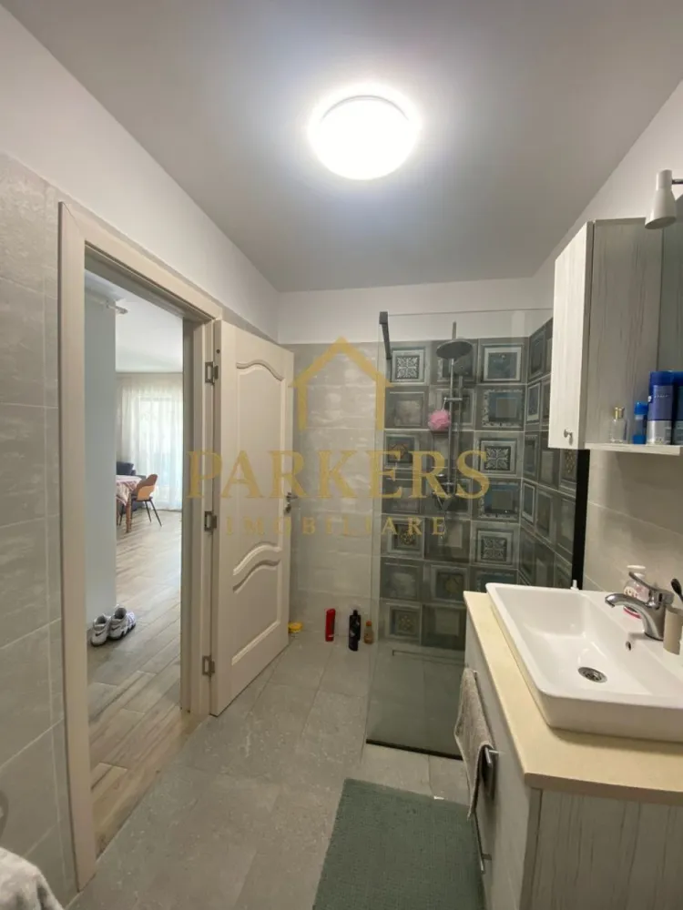 Apartament 2 camere etaj intermediar de inchiriat zona VIVO - Parkers Imobiliare oferă spre închiriere apartament cu 2 camere, decomandat, având suprafață utilă de 46 mp, situat la etajul 2 într-un imobil construit în 2013, cu lift, izolat termic, complet mobilat și utilat, bucătărie mobilată și utilată, încălzire prin pardoseală, aer condiționat, internet wireless, ferestre PVC cu geam termopan, ușă metalică, boxă la subsol, acces interfon, curte comună și supraveghere video, amplasat în zona VIVO. Loc de parcare subteran disponibil contracost - 50 euro pe lună