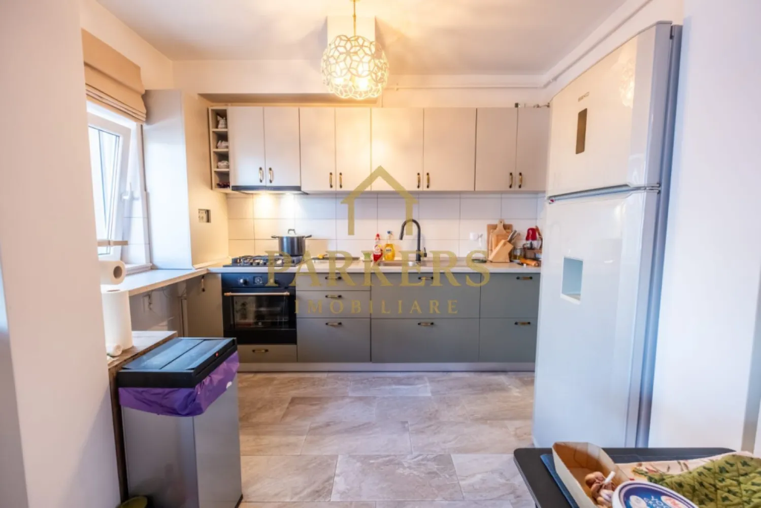 Apartament 2 camere cu terasa de 50mp si Garaj de vanzare zona VIVO - Parkers Imobiliare propune spre vânzare un apartament deosebit, situat la etajul 2, în zona Vivo Cluj, într-o locație apreciată pentru accesibilitate și liniște.
Apartamentul dispune de o compartimentare modernă și eficientă, fiind compus din living spațios cu bucătărie open-space, dormitor, hol, baie și terasă generoasă de 50 mp utili, ideală pentru relaxare, zonă de dining exterior sau spațiu verde urban.
Zona de zi este luminoasă și primitoare, cu acces direct către terasă, oferind un plus major de confort și intimitate. Bucătăria este complet mobilată și utilată, integrată armonios în living. Apartamentul se vinde mobilat și utilat, fiind gata pentru mutare imediată.
Avantaje ale proprietății:
etaj intermediar – etaj 2
terasă spectaculoasă de 50 mp utili
compartimentare practică
living generos cu acces pe terasă
lumină naturală din plin
finisaje moderne
ideal pentru locuință sau investiție
Localizare excelentă:
În imediata apropiere se află Vivo Mall, supermarketuri, restaurante, mijloace de transport în comun și acces rapid către Cluj-Napoca.
O proprietate rară pe piață, care îmbină confortul unui apartament cu avantajele unei terase de mari dimensiuni.
Pentru mai multe informații sau programarea unei vizionări,
Parkers Imobiliare vă stă la dispoziție.