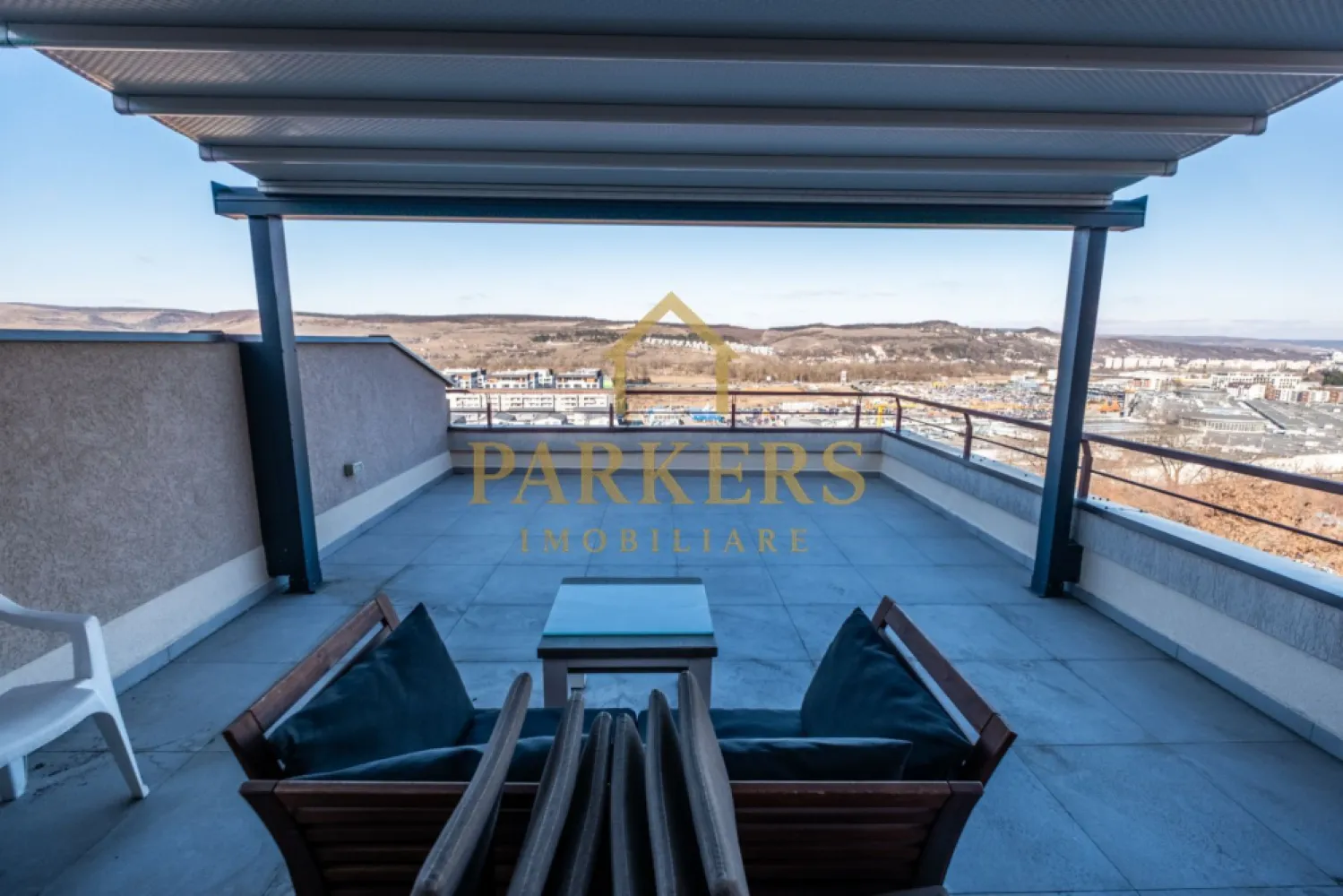 Apartament 2 camere cu terasa de 50mp si Garaj de vanzare zona VIVO - Parkers Imobiliare propune spre vânzare un apartament deosebit, situat la etajul 2, în zona Vivo Cluj, într-o locație apreciată pentru accesibilitate și liniște.
Apartamentul dispune de o compartimentare modernă și eficientă, fiind compus din living spațios cu bucătărie open-space, dormitor, hol, baie și terasă generoasă de 50 mp utili, ideală pentru relaxare, zonă de dining exterior sau spațiu verde urban.
Zona de zi este luminoasă și primitoare, cu acces direct către terasă, oferind un plus major de confort și intimitate. Bucătăria este complet mobilată și utilată, integrată armonios în living. Apartamentul se vinde mobilat și utilat, fiind gata pentru mutare imediată.
Avantaje ale proprietății:
etaj intermediar – etaj 2
terasă spectaculoasă de 50 mp utili
compartimentare practică
living generos cu acces pe terasă
lumină naturală din plin
finisaje moderne
ideal pentru locuință sau investiție
Localizare excelentă:
În imediata apropiere se află Vivo Mall, supermarketuri, restaurante, mijloace de transport în comun și acces rapid către Cluj-Napoca.
O proprietate rară pe piață, care îmbină confortul unui apartament cu avantajele unei terase de mari dimensiuni.
Pentru mai multe informații sau programarea unei vizionări,
Parkers Imobiliare vă stă la dispoziție.