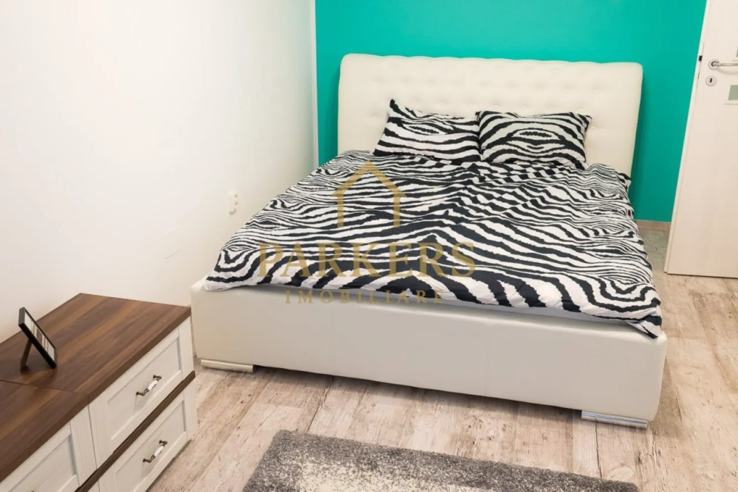 Apartament cu 2 camere, 60mp, parcare subterană, zona Intre Lacuri - Parkers Imobiliare vă propune spre închiriere un apartament modern cu 2 camere decomandate, situat la etajul 3, într-o zonă excelentă, în apropiere de Iulius Mall.

• complet mobilat și utilat, pregătit pentru mutare imediată
• compartimentare practică și aerisită: hol generos, bucătărie separată, baie, două camere spațioase și balcon
• luminos și primitor, cu un ambient confortabil și funcțional
• loc de parcare SUBTERAN INCLUS, pentru un plus de siguranță și comoditate
• ideal pentru un stil de viață urban, modern și eficient