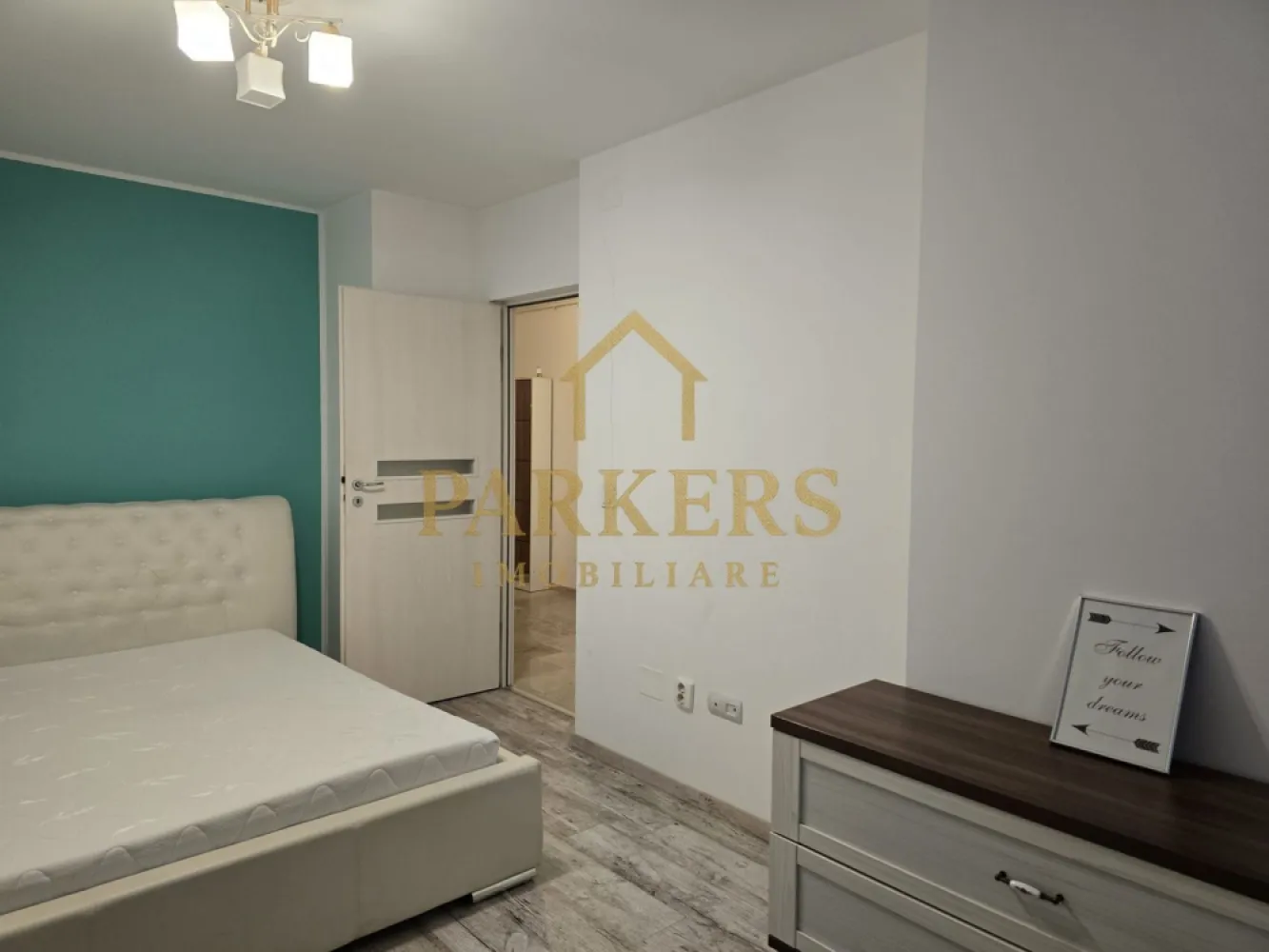Apartament cu 2 camere, 60mp, parcare subterană, zona Intre Lacuri - Parkers Imobiliare vă propune spre închiriere un apartament modern cu 2 camere decomandate, situat la etajul 3, într-o zonă excelentă, în apropiere de Iulius Mall.

• complet mobilat și utilat, pregătit pentru mutare imediată
• compartimentare practică și aerisită: hol generos, bucătărie separată, baie, două camere spațioase și balcon
• luminos și primitor, cu un ambient confortabil și funcțional
• loc de parcare SUBTERAN INCLUS, pentru un plus de siguranță și comoditate
• ideal pentru un stil de viață urban, modern și eficient