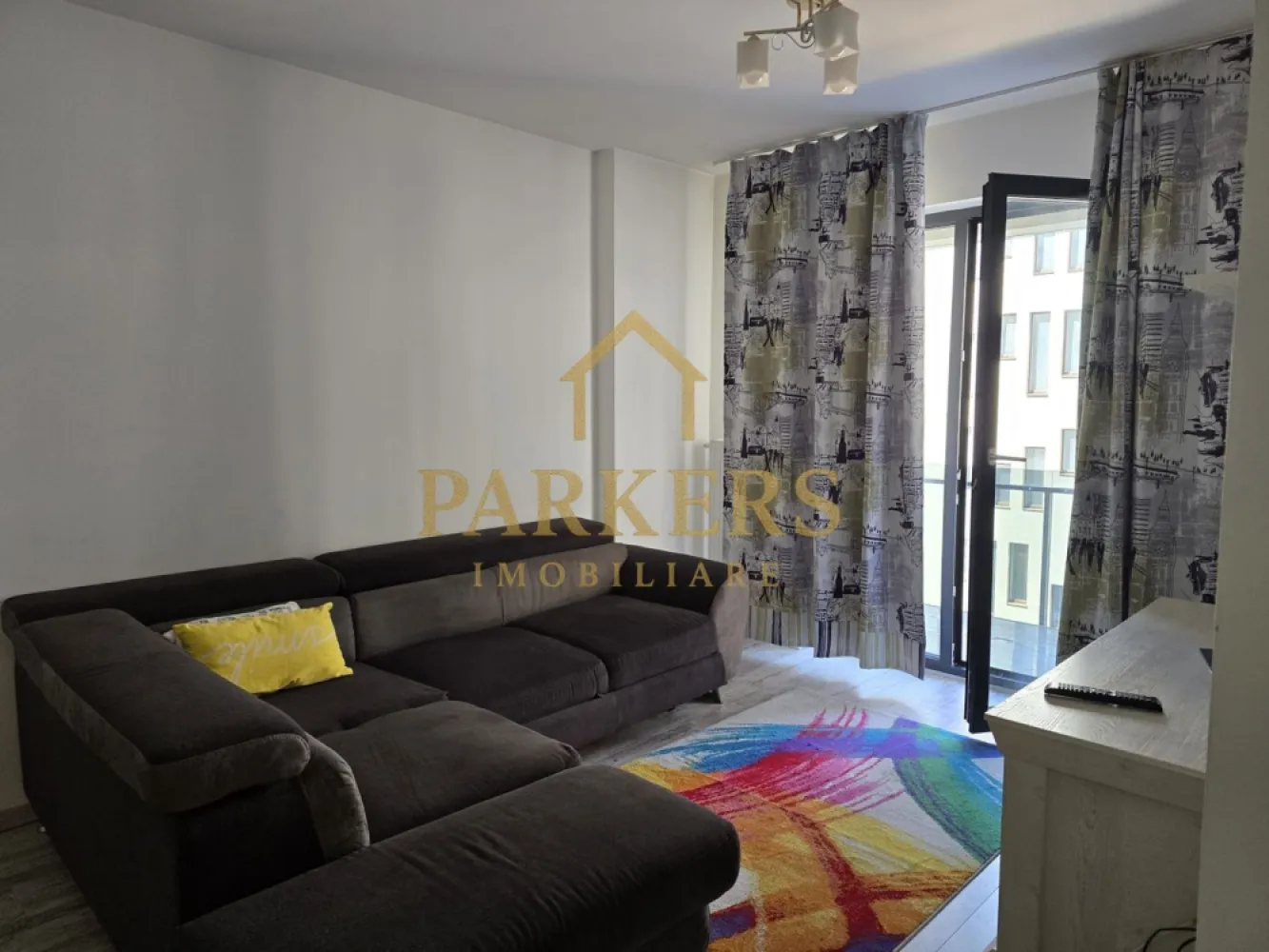 Apartament cu 2 camere, 60mp, parcare subterană, zona Intre Lacuri - Parkers Imobiliare vă propune spre închiriere un apartament modern cu 2 camere decomandate, situat la etajul 3, într-o zonă excelentă, în apropiere de Iulius Mall.

• complet mobilat și utilat, pregătit pentru mutare imediată
• compartimentare practică și aerisită: hol generos, bucătărie separată, baie, două camere spațioase și balcon
• luminos și primitor, cu un ambient confortabil și funcțional
• loc de parcare SUBTERAN INCLUS, pentru un plus de siguranță și comoditate
• ideal pentru un stil de viață urban, modern și eficient
