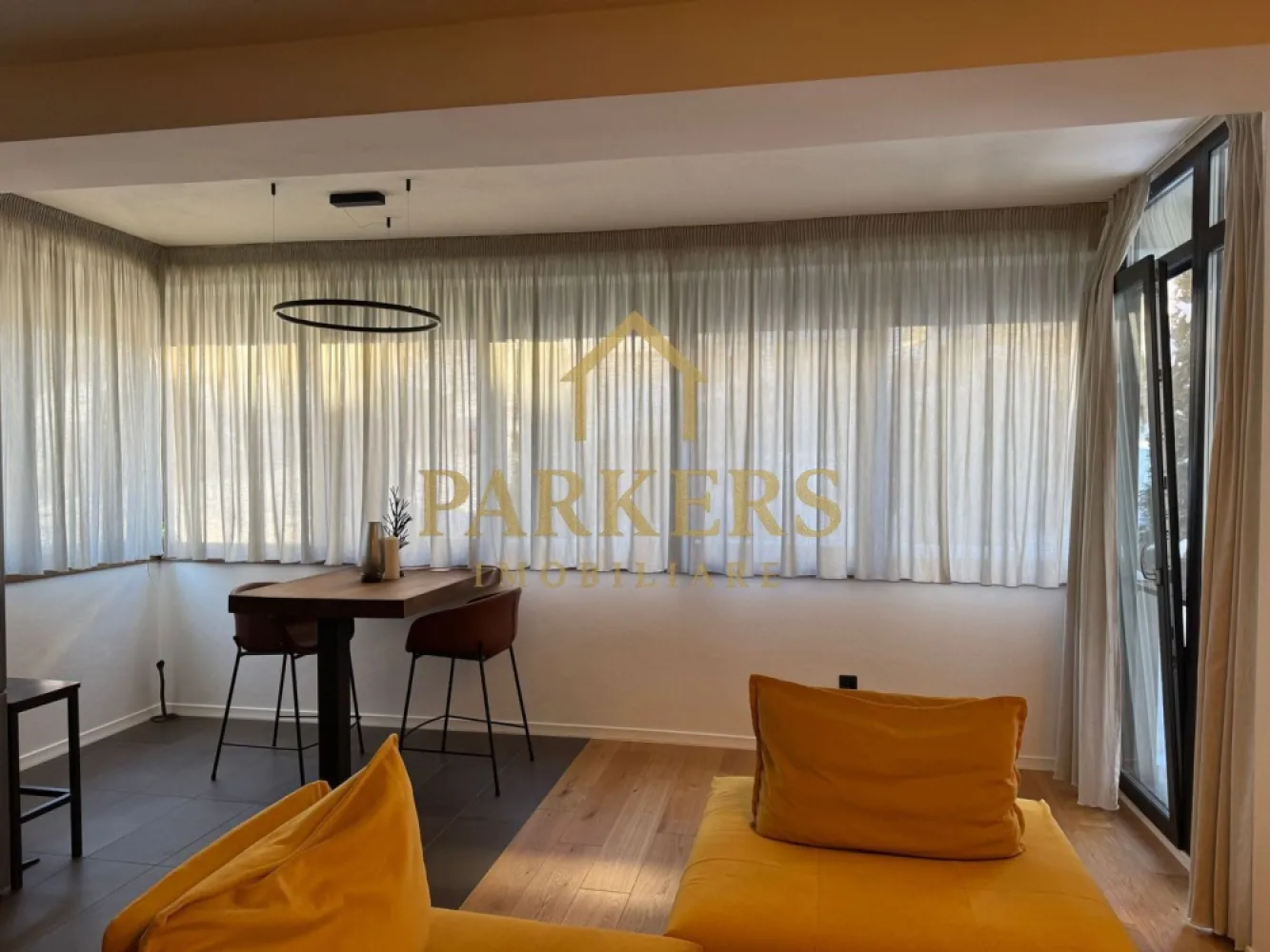 Apartament Modern cu Design Contemporan in Grigorescu Cluj-Napoca - Parkers Imobiliare vă prezintă spre vânzare o proprietate exclusivistă, situată într-una dintre cele mai apreciate zone ale cartierului Grigorescu, pe strada Donath. Acest apartament nu este doar o locuință, ci un concept de lifestyle modern, unde funcționalitatea întâlnește estetica minimalistă.
​- Configurație și Compartimentare
​Cu o suprafață utilă de 55,85 mp excelent optimizată, proprietatea impresionează prin fluiditatea spațiului și luminozitatea naturală.
​Zona de zi: Living spațios, inundat de lumină, integrat perfect cu o bucătărie open-space cu design industrial-chic.
​Zona de odihnă: Dormitor retras, configurat pentru a asigura un confort acustic și vizual maxim.
​Terasa (13,09 mp): Un spațiu exterior generos, care extinde zona locuibilă și oferă un loc privat pentru relaxare.
​Baie modernă: Finisaje premium în tonuri naturale, cu dotări sanitare de ultimă generație.
​- Dotări și Finisaje High-End
​Proprietatea se vinde complet mobilată și utilată, fiind gata pentru mutare imediată. Printre punctele forte menționăm:
​Bucătărie complet echipată: Electrocasnice încorporate gama Bosch, mobilier negru mat și blat cu textură de lemn.
​Sistem de iluminat: Corpuri circulare LED cu design minimalist și iluminat ambiental integrat.
​Confort termic: Centrală termică Bosch, radiatoare verticale de design și tâmplărie de înaltă calitate.
​Materiale: Parchet de calitate superioară, placări ceramice în tonuri neutre și piese de mobilier realizate la comandă.
​- Localizare de Top
​Situat in Grigorescu, imobilul beneficiază de avantajele unei zone rezidențiale liniștite, dar cu acces facil către punctele de interes ale orașului:
​Proximitate față de zonele verzi și malul Someșului.
​Imobil nou, cu o cotă de teren de 56 mp inclusă în proprietate.
​Acces securizat și vecinătăți selecte.
​Parkers Imobiliare – Consultanță de încredere pentru investiții inteligente.