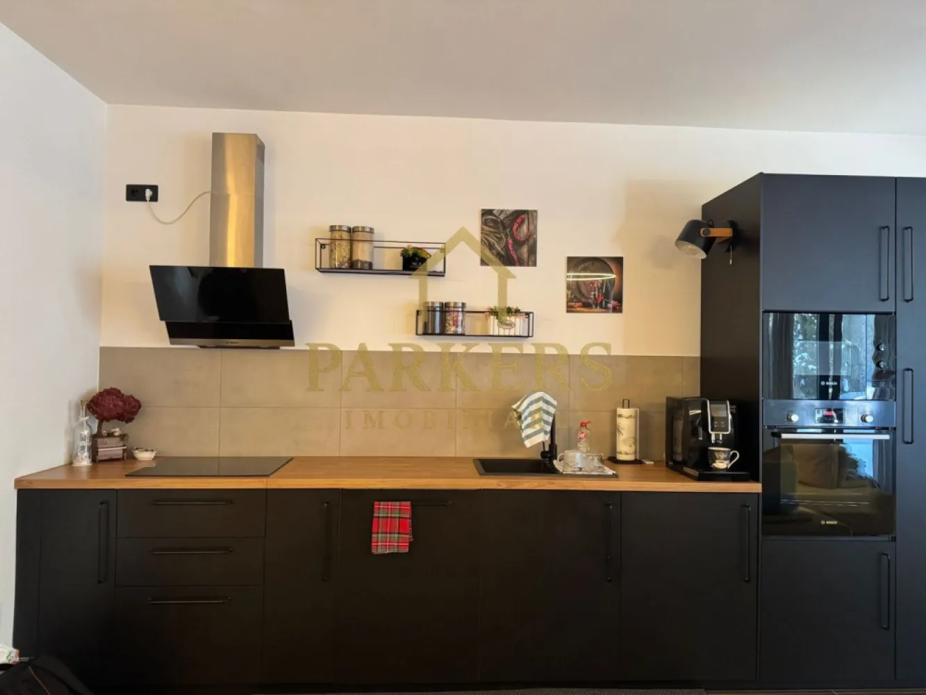 Apartament Modern cu Design Contemporan in Grigorescu Cluj-Napoca - Parkers Imobiliare vă prezintă spre vânzare o proprietate exclusivistă, situată într-una dintre cele mai apreciate zone ale cartierului Grigorescu, pe strada Donath. Acest apartament nu este doar o locuință, ci un concept de lifestyle modern, unde funcționalitatea întâlnește estetica minimalistă.
​- Configurație și Compartimentare
​Cu o suprafață utilă de 55,85 mp excelent optimizată, proprietatea impresionează prin fluiditatea spațiului și luminozitatea naturală.
​Zona de zi: Living spațios, inundat de lumină, integrat perfect cu o bucătărie open-space cu design industrial-chic.
​Zona de odihnă: Dormitor retras, configurat pentru a asigura un confort acustic și vizual maxim.
​Terasa (13,09 mp): Un spațiu exterior generos, care extinde zona locuibilă și oferă un loc privat pentru relaxare.
​Baie modernă: Finisaje premium în tonuri naturale, cu dotări sanitare de ultimă generație.
​- Dotări și Finisaje High-End
​Proprietatea se vinde complet mobilată și utilată, fiind gata pentru mutare imediată. Printre punctele forte menționăm:
​Bucătărie complet echipată: Electrocasnice încorporate gama Bosch, mobilier negru mat și blat cu textură de lemn.
​Sistem de iluminat: Corpuri circulare LED cu design minimalist și iluminat ambiental integrat.
​Confort termic: Centrală termică Bosch, radiatoare verticale de design și tâmplărie de înaltă calitate.
​Materiale: Parchet de calitate superioară, placări ceramice în tonuri neutre și piese de mobilier realizate la comandă.
​- Localizare de Top
​Situat in Grigorescu, imobilul beneficiază de avantajele unei zone rezidențiale liniștite, dar cu acces facil către punctele de interes ale orașului:
​Proximitate față de zonele verzi și malul Someșului.
​Imobil nou, cu o cotă de teren de 56 mp inclusă în proprietate.
​Acces securizat și vecinătăți selecte.
​Parkers Imobiliare – Consultanță de încredere pentru investiții inteligente.