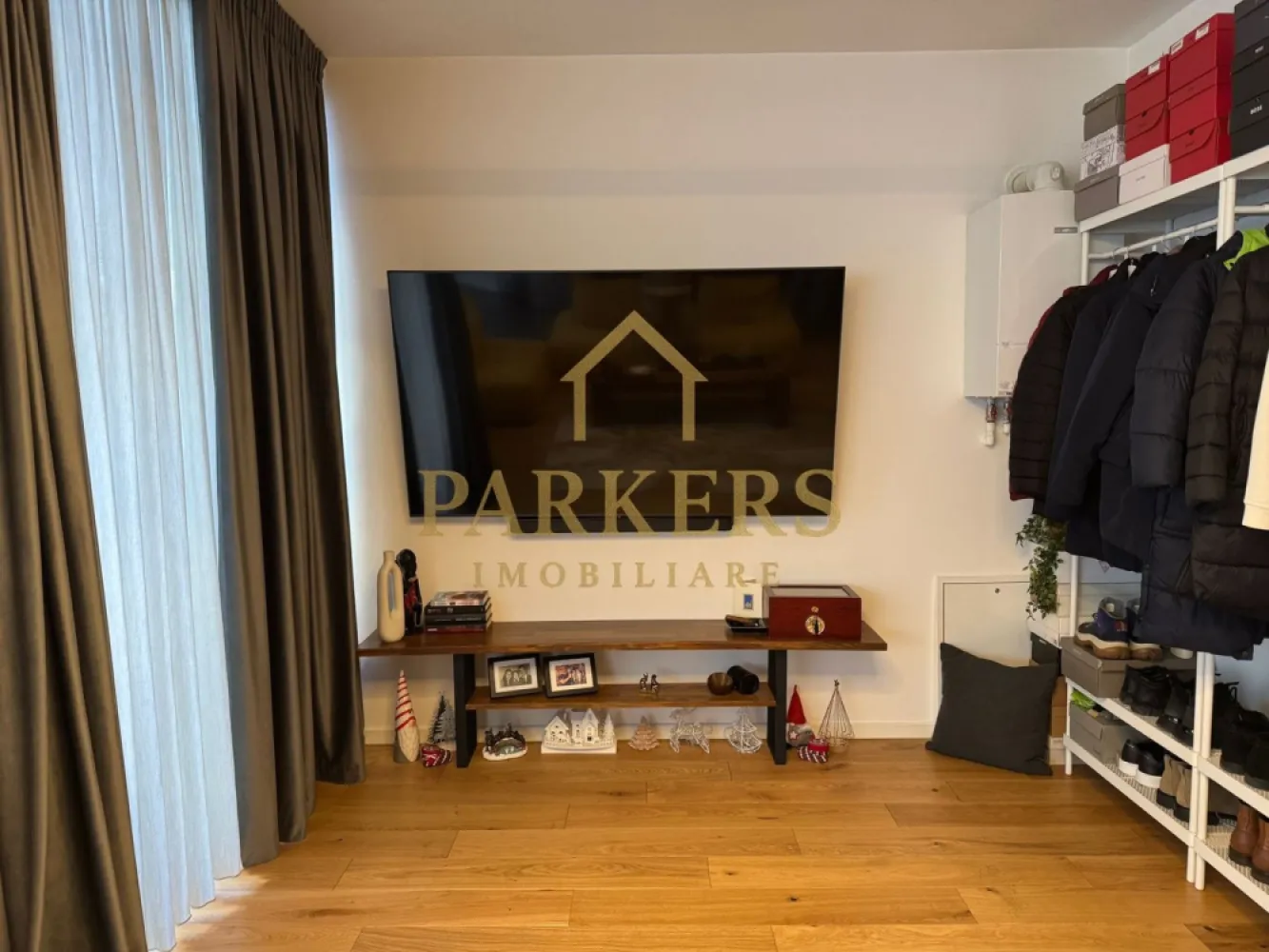 Apartament Modern cu Design Contemporan in Grigorescu Cluj-Napoca - Parkers Imobiliare vă prezintă spre vânzare o proprietate exclusivistă, situată într-una dintre cele mai apreciate zone ale cartierului Grigorescu, pe strada Donath. Acest apartament nu este doar o locuință, ci un concept de lifestyle modern, unde funcționalitatea întâlnește estetica minimalistă.
​- Configurație și Compartimentare
​Cu o suprafață utilă de 55,85 mp excelent optimizată, proprietatea impresionează prin fluiditatea spațiului și luminozitatea naturală.
​Zona de zi: Living spațios, inundat de lumină, integrat perfect cu o bucătărie open-space cu design industrial-chic.
​Zona de odihnă: Dormitor retras, configurat pentru a asigura un confort acustic și vizual maxim.
​Terasa (13,09 mp): Un spațiu exterior generos, care extinde zona locuibilă și oferă un loc privat pentru relaxare.
​Baie modernă: Finisaje premium în tonuri naturale, cu dotări sanitare de ultimă generație.
​- Dotări și Finisaje High-End
​Proprietatea se vinde complet mobilată și utilată, fiind gata pentru mutare imediată. Printre punctele forte menționăm:
​Bucătărie complet echipată: Electrocasnice încorporate gama Bosch, mobilier negru mat și blat cu textură de lemn.
​Sistem de iluminat: Corpuri circulare LED cu design minimalist și iluminat ambiental integrat.
​Confort termic: Centrală termică Bosch, radiatoare verticale de design și tâmplărie de înaltă calitate.
​Materiale: Parchet de calitate superioară, placări ceramice în tonuri neutre și piese de mobilier realizate la comandă.
​- Localizare de Top
​Situat in Grigorescu, imobilul beneficiază de avantajele unei zone rezidențiale liniștite, dar cu acces facil către punctele de interes ale orașului:
​Proximitate față de zonele verzi și malul Someșului.
​Imobil nou, cu o cotă de teren de 56 mp inclusă în proprietate.
​Acces securizat și vecinătăți selecte.
​Parkers Imobiliare – Consultanță de încredere pentru investiții inteligente.