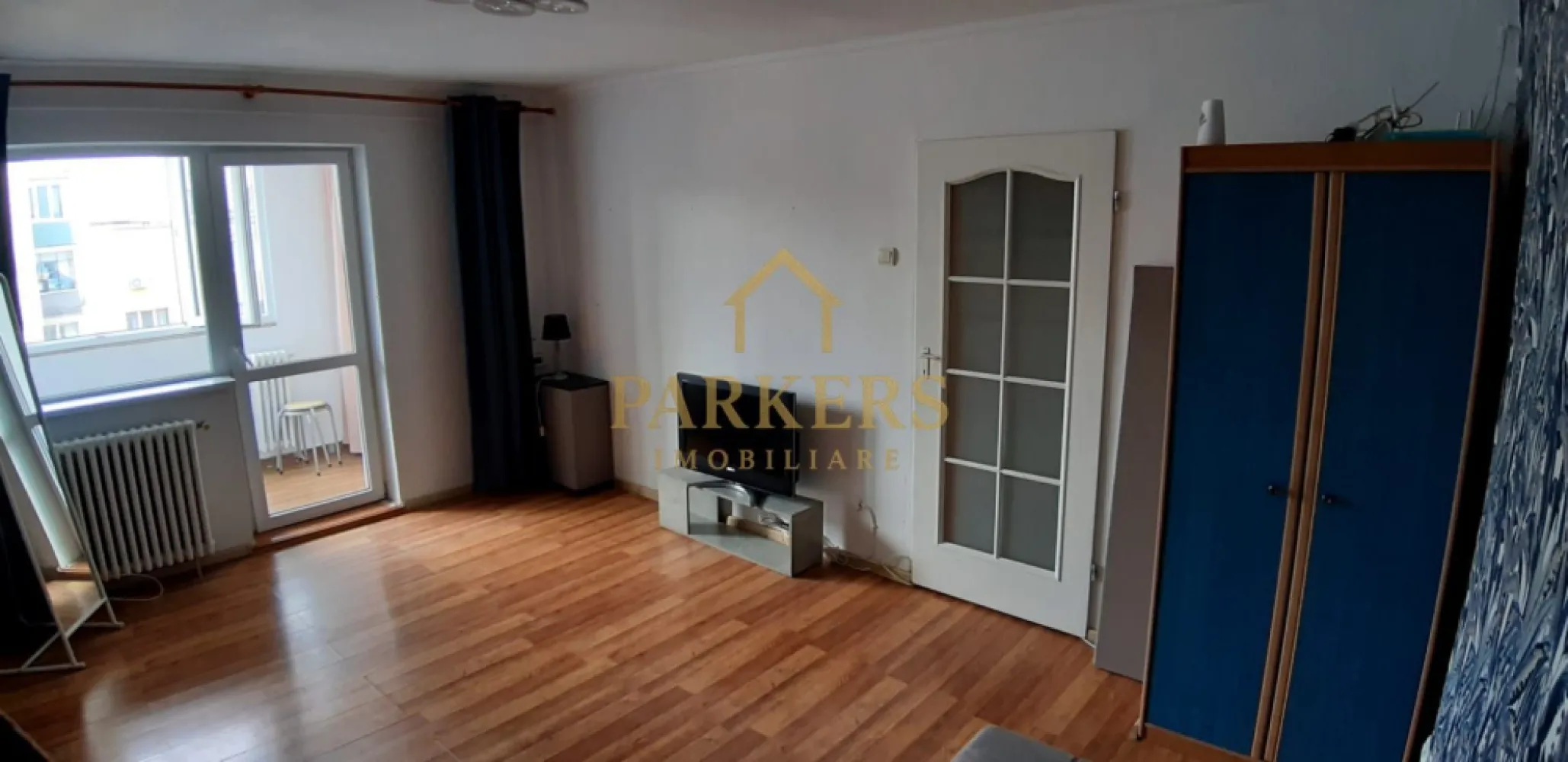 Apartament 2 Camere Decomandat Oportunitate de Investiție in Manastur - Parkers Imobiliare vă prezintă spre vânzare un apartament cu 2 camere, situat într-o zonă strategică a cartierului Mănăștur. 
Locuința este ideală pentru cei care își doresc un cămin gata de mutat sau o investiție sigură pe piața imobiliară din Cluj-Napoca.
​Localizare și Facilități Clădire:
​Zonă: Mănăștur, o locație cu acces facil la transport în comun și zone comerciale.
​Etaj: Situat la etajul 10, oferind o perspectivă degajată asupra orașului.
​Acces: Blocul este dotat cu 2 lifturi funcționale pentru confortul locatarilor.
​Siguranță: Acoperișul imobilului a fost izolat recent, eliminând orice grijă tehnică.
​Compartimentare și Dotări:
​Cu o suprafață utilă de 49 mp, apartamentul este de tip decomandat, fiind inteligent modificat pentru a maximiza spațiul:
​Living & Dormitor: Încăperi luminoase, cu finisaje moderne (parchet laminat) și mobilier inclus.
​Balcoane: Dispune de 2 balcoane, oferind spațiu suplimentar pentru relaxare sau depozitare.
​Bucătărie: Complet mobilată și utilată, optimizată pentru funcționalitate.
​Sistem Termic: Dotat cu Centrală Termică proprie și unitate de Aer Condiționat (AC).
​Utilități: Contorizare individuală pentru apă și poziționare „de mijloc”, ceea ce asigură cheltuieli reduse cu încălzirea.
​Extra: Include un beci pentru depozitare și acces la uscătorie comună.
​Vreți să vedeți noul dumneavoastră cămin?
Contactați echipa Parkers Imobiliare pentru a programa o vizionare! Această proprietate combină excelent avantajele unei zone consacrate cu dotările tehnice necesare unui stil de viață modern.