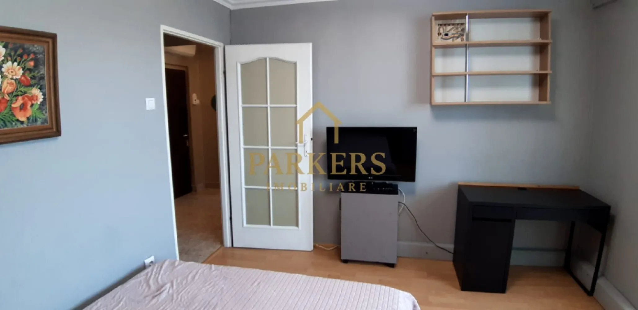 Apartament 2 Camere Decomandat Oportunitate de Investiție in Manastur - Parkers Imobiliare vă prezintă spre vânzare un apartament cu 2 camere, situat într-o zonă strategică a cartierului Mănăștur. 
Locuința este ideală pentru cei care își doresc un cămin gata de mutat sau o investiție sigură pe piața imobiliară din Cluj-Napoca.
​Localizare și Facilități Clădire:
​Zonă: Mănăștur, o locație cu acces facil la transport în comun și zone comerciale.
​Etaj: Situat la etajul 10, oferind o perspectivă degajată asupra orașului.
​Acces: Blocul este dotat cu 2 lifturi funcționale pentru confortul locatarilor.
​Siguranță: Acoperișul imobilului a fost izolat recent, eliminând orice grijă tehnică.
​Compartimentare și Dotări:
​Cu o suprafață utilă de 49 mp, apartamentul este de tip decomandat, fiind inteligent modificat pentru a maximiza spațiul:
​Living & Dormitor: Încăperi luminoase, cu finisaje moderne (parchet laminat) și mobilier inclus.
​Balcoane: Dispune de 2 balcoane, oferind spațiu suplimentar pentru relaxare sau depozitare.
​Bucătărie: Complet mobilată și utilată, optimizată pentru funcționalitate.
​Sistem Termic: Dotat cu Centrală Termică proprie și unitate de Aer Condiționat (AC).
​Utilități: Contorizare individuală pentru apă și poziționare „de mijloc”, ceea ce asigură cheltuieli reduse cu încălzirea.
​Extra: Include un beci pentru depozitare și acces la uscătorie comună.
​Vreți să vedeți noul dumneavoastră cămin?
Contactați echipa Parkers Imobiliare pentru a programa o vizionare! Această proprietate combină excelent avantajele unei zone consacrate cu dotările tehnice necesare unui stil de viață modern.
