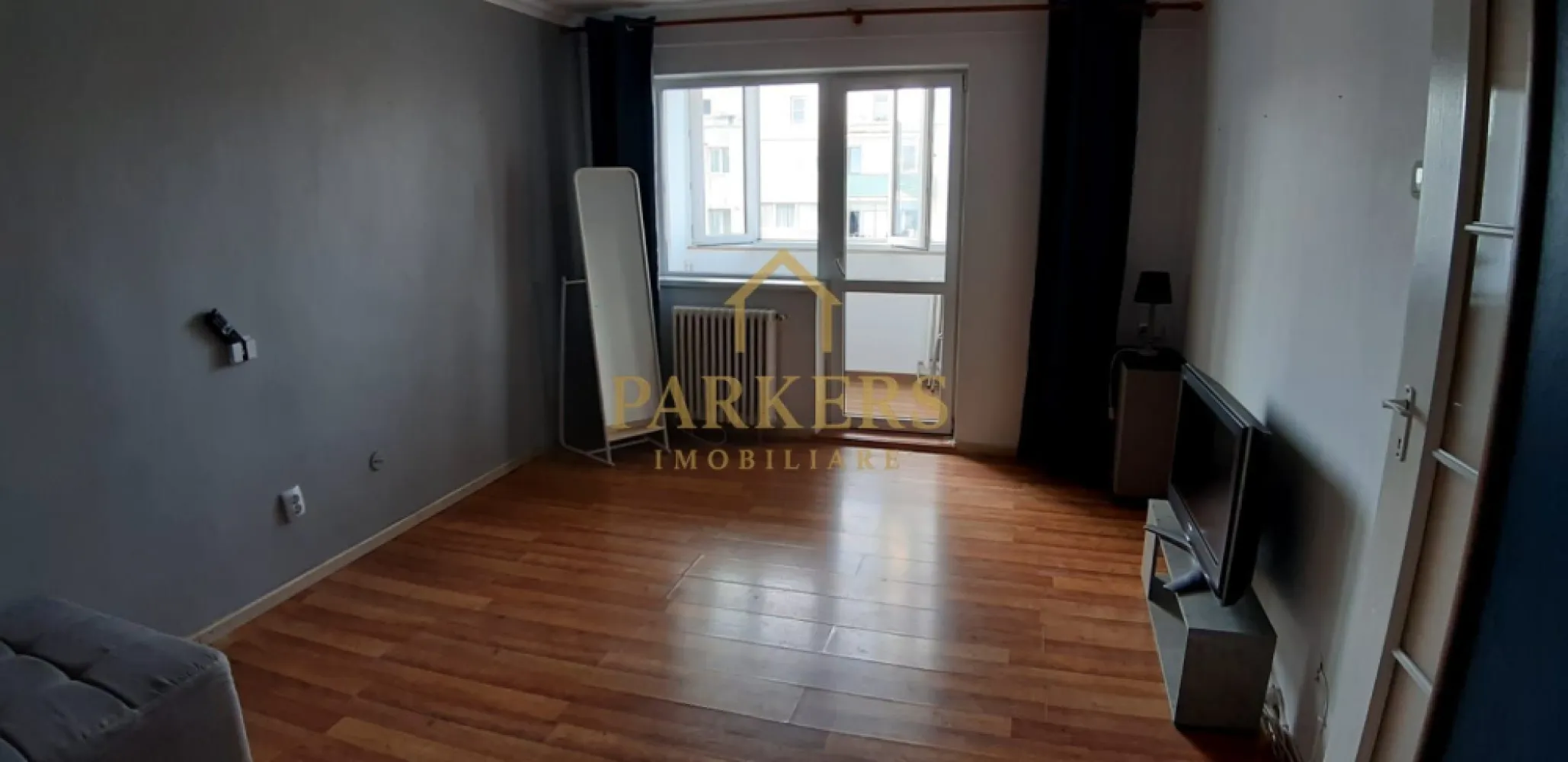 Apartament 2 Camere Decomandat Oportunitate de Investiție in Manastur - Parkers Imobiliare vă prezintă spre vânzare un apartament cu 2 camere, situat într-o zonă strategică a cartierului Mănăștur. 
Locuința este ideală pentru cei care își doresc un cămin gata de mutat sau o investiție sigură pe piața imobiliară din Cluj-Napoca.
​Localizare și Facilități Clădire:
​Zonă: Mănăștur, o locație cu acces facil la transport în comun și zone comerciale.
​Etaj: Situat la etajul 10, oferind o perspectivă degajată asupra orașului.
​Acces: Blocul este dotat cu 2 lifturi funcționale pentru confortul locatarilor.
​Siguranță: Acoperișul imobilului a fost izolat recent, eliminând orice grijă tehnică.
​Compartimentare și Dotări:
​Cu o suprafață utilă de 49 mp, apartamentul este de tip decomandat, fiind inteligent modificat pentru a maximiza spațiul:
​Living & Dormitor: Încăperi luminoase, cu finisaje moderne (parchet laminat) și mobilier inclus.
​Balcoane: Dispune de 2 balcoane, oferind spațiu suplimentar pentru relaxare sau depozitare.
​Bucătărie: Complet mobilată și utilată, optimizată pentru funcționalitate.
​Sistem Termic: Dotat cu Centrală Termică proprie și unitate de Aer Condiționat (AC).
​Utilități: Contorizare individuală pentru apă și poziționare „de mijloc”, ceea ce asigură cheltuieli reduse cu încălzirea.
​Extra: Include un beci pentru depozitare și acces la uscătorie comună.
​Vreți să vedeți noul dumneavoastră cămin?
Contactați echipa Parkers Imobiliare pentru a programa o vizionare! Această proprietate combină excelent avantajele unei zone consacrate cu dotările tehnice necesare unui stil de viață modern.