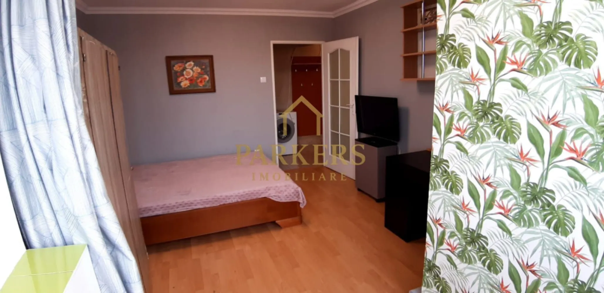 Apartament 2 Camere Decomandat Oportunitate de Investiție in Manastur - Parkers Imobiliare vă prezintă spre vânzare un apartament cu 2 camere, situat într-o zonă strategică a cartierului Mănăștur. 
Locuința este ideală pentru cei care își doresc un cămin gata de mutat sau o investiție sigură pe piața imobiliară din Cluj-Napoca.
​Localizare și Facilități Clădire:
​Zonă: Mănăștur, o locație cu acces facil la transport în comun și zone comerciale.
​Etaj: Situat la etajul 10, oferind o perspectivă degajată asupra orașului.
​Acces: Blocul este dotat cu 2 lifturi funcționale pentru confortul locatarilor.
​Siguranță: Acoperișul imobilului a fost izolat recent, eliminând orice grijă tehnică.
​Compartimentare și Dotări:
​Cu o suprafață utilă de 49 mp, apartamentul este de tip decomandat, fiind inteligent modificat pentru a maximiza spațiul:
​Living & Dormitor: Încăperi luminoase, cu finisaje moderne (parchet laminat) și mobilier inclus.
​Balcoane: Dispune de 2 balcoane, oferind spațiu suplimentar pentru relaxare sau depozitare.
​Bucătărie: Complet mobilată și utilată, optimizată pentru funcționalitate.
​Sistem Termic: Dotat cu Centrală Termică proprie și unitate de Aer Condiționat (AC).
​Utilități: Contorizare individuală pentru apă și poziționare „de mijloc”, ceea ce asigură cheltuieli reduse cu încălzirea.
​Extra: Include un beci pentru depozitare și acces la uscătorie comună.
​Vreți să vedeți noul dumneavoastră cămin?
Contactați echipa Parkers Imobiliare pentru a programa o vizionare! Această proprietate combină excelent avantajele unei zone consacrate cu dotările tehnice necesare unui stil de viață modern.