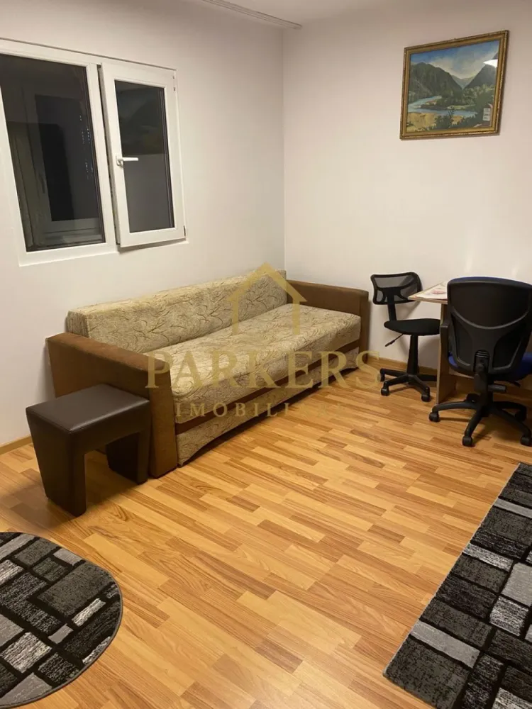 Garsoniera semidecomandata 31 mp de vanzare in zona Manastur - Vă prezentăm spre vânzare o garsonieră ideală atât pentru locuit, cât și pentru investiție, situată într-o zonă strategică și liniștită a cartierului Mănăștur.
​Caracteristici Principale:
​Localizare: Zona pieței Flora, cu acces facil la transport în comun, magazine și spații verzi.
​Etaj: Situați la etajul 4 din 4, beneficiind de liniște și o priveliște degajată.
​Confort Termic: Blocul este izolat termic la exterior, asigurând costuri reduse de întreținere.
​Dotări: Dispune de centrală termică proprie (confort optim și control asupra consumului).
​Stare Interior: Recent renovată, cu finisaje moderne, gata de mutat.
​De ce să alegi această proprietate?
Oportunitate excelentă pentru cei care caută un spațiu optimizat, într-un bloc reabilitat și o zonă cu infrastructură completă.
​Locație: Mănăștur, Cluj-Napoca 
​Echipa Parkers Imobiliare vă stă la dispoziție pentru detalii suplimentare și programarea unei vizionări!