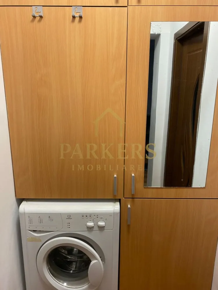 Garsoniera semidecomandata 31 mp de vanzare in zona Manastur - Vă prezentăm spre vânzare o garsonieră ideală atât pentru locuit, cât și pentru investiție, situată într-o zonă strategică și liniștită a cartierului Mănăștur.
​Caracteristici Principale:
​Localizare: Zona pieței Flora, cu acces facil la transport în comun, magazine și spații verzi.
​Etaj: Situați la etajul 4 din 4, beneficiind de liniște și o priveliște degajată.
​Confort Termic: Blocul este izolat termic la exterior, asigurând costuri reduse de întreținere.
​Dotări: Dispune de centrală termică proprie (confort optim și control asupra consumului).
​Stare Interior: Recent renovată, cu finisaje moderne, gata de mutat.
​De ce să alegi această proprietate?
Oportunitate excelentă pentru cei care caută un spațiu optimizat, într-un bloc reabilitat și o zonă cu infrastructură completă.
​Locație: Mănăștur, Cluj-Napoca 
​Echipa Parkers Imobiliare vă stă la dispoziție pentru detalii suplimentare și programarea unei vizionări!