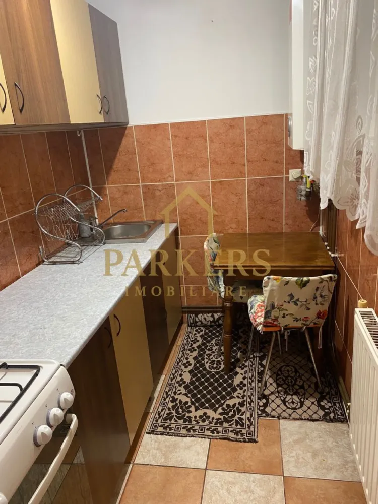 Garsoniera semidecomandata 31 mp de vanzare in zona Manastur - Vă prezentăm spre vânzare o garsonieră ideală atât pentru locuit, cât și pentru investiție, situată într-o zonă strategică și liniștită a cartierului Mănăștur.
​Caracteristici Principale:
​Localizare: Zona pieței Flora, cu acces facil la transport în comun, magazine și spații verzi.
​Etaj: Situați la etajul 4 din 4, beneficiind de liniște și o priveliște degajată.
​Confort Termic: Blocul este izolat termic la exterior, asigurând costuri reduse de întreținere.
​Dotări: Dispune de centrală termică proprie (confort optim și control asupra consumului).
​Stare Interior: Recent renovată, cu finisaje moderne, gata de mutat.
​De ce să alegi această proprietate?
Oportunitate excelentă pentru cei care caută un spațiu optimizat, într-un bloc reabilitat și o zonă cu infrastructură completă.
​Locație: Mănăștur, Cluj-Napoca 
​Echipa Parkers Imobiliare vă stă la dispoziție pentru detalii suplimentare și programarea unei vizionări!