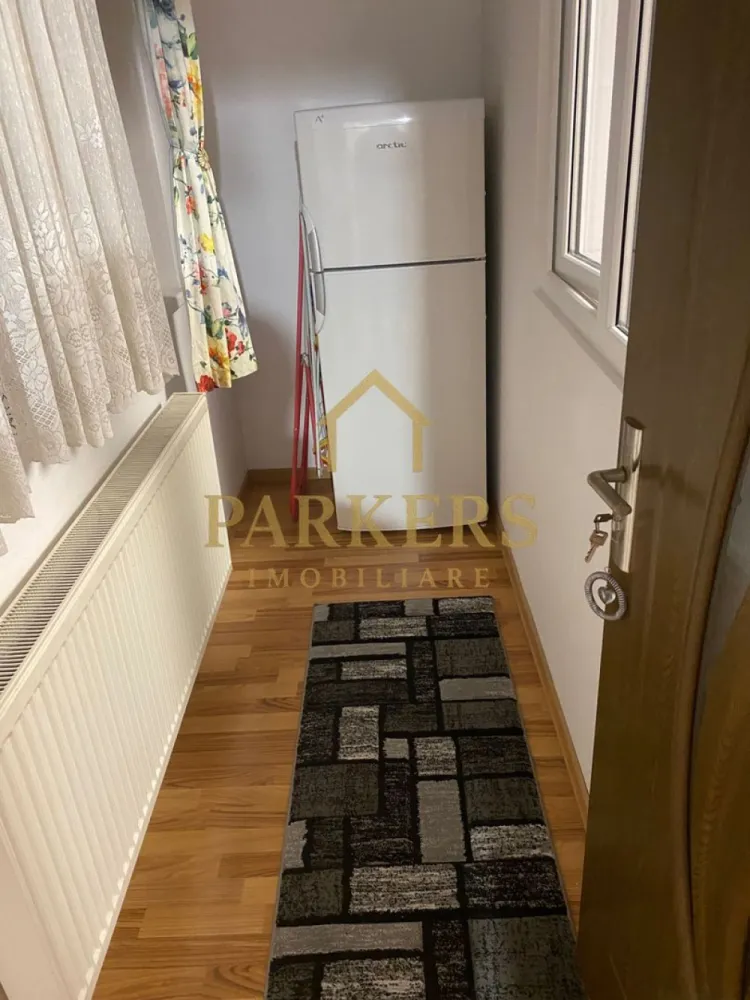 Garsoniera semidecomandata 31 mp de vanzare in zona Manastur - Vă prezentăm spre vânzare o garsonieră ideală atât pentru locuit, cât și pentru investiție, situată într-o zonă strategică și liniștită a cartierului Mănăștur.
​Caracteristici Principale:
​Localizare: Zona pieței Flora, cu acces facil la transport în comun, magazine și spații verzi.
​Etaj: Situați la etajul 4 din 4, beneficiind de liniște și o priveliște degajată.
​Confort Termic: Blocul este izolat termic la exterior, asigurând costuri reduse de întreținere.
​Dotări: Dispune de centrală termică proprie (confort optim și control asupra consumului).
​Stare Interior: Recent renovată, cu finisaje moderne, gata de mutat.
​De ce să alegi această proprietate?
Oportunitate excelentă pentru cei care caută un spațiu optimizat, într-un bloc reabilitat și o zonă cu infrastructură completă.
​Locație: Mănăștur, Cluj-Napoca 
​Echipa Parkers Imobiliare vă stă la dispoziție pentru detalii suplimentare și programarea unei vizionări!