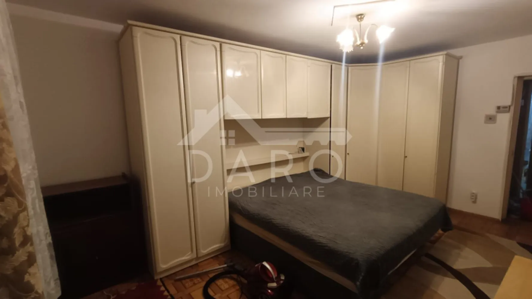🏡 Apartament 2 camere de închiriat – Tudor | Str. Rodniciei - 🏡 Apartament 2 camere de închiriat – Tudor | Str. Rodniciei
Se oferă spre închiriere apartament cu 2 camere, situat în Târgu Mureș, cartierul Tudor, pe strada Rodniciei, într-o zonă liniștită și bine poziționată. Apartamentul este luminos, bine compartimentat și potrivit pentru închiriere pe termen lung.
✔ disponibil pentru mutare imediată
✔ ideal pentru o persoană, cuplu sau familie
Compartimentare:
✔ living
✔ dormitor
✔ bucătărie
✔ baie
✔ debara
✔ 2 balcoane
Dotări:
✔ frigider
✔ mașină de spălat
✔ ferestre termopan
Avantaje locație:
📍 zonă liniștită
📍 acces facil către mijloace de transport
📍 aproape de magazine, școli și alte puncte de interes
🤝 Proprietate promovată prin DARO Imobiliare
🏠 Te gândești să îți cumperi propriul apartament?
Prin Kiwi Finance beneficiezi de:
✔ analiză GRATUITĂ a eligibilității
✔ acces la oferte de la peste 12 bănci
✔ negocierea dobânzii în favoarea ta
✔ suport complet până la obținerea creditului
📞 Detalii și vizionări:
Coman Maria – DARO Imobiliare & Kiwi Finance
📱 0749 535 729
🔑 DARO Imobiliare – găsim locuința potrivită.
💳 Kiwi Finance – te ajutăm să devii proprietar.