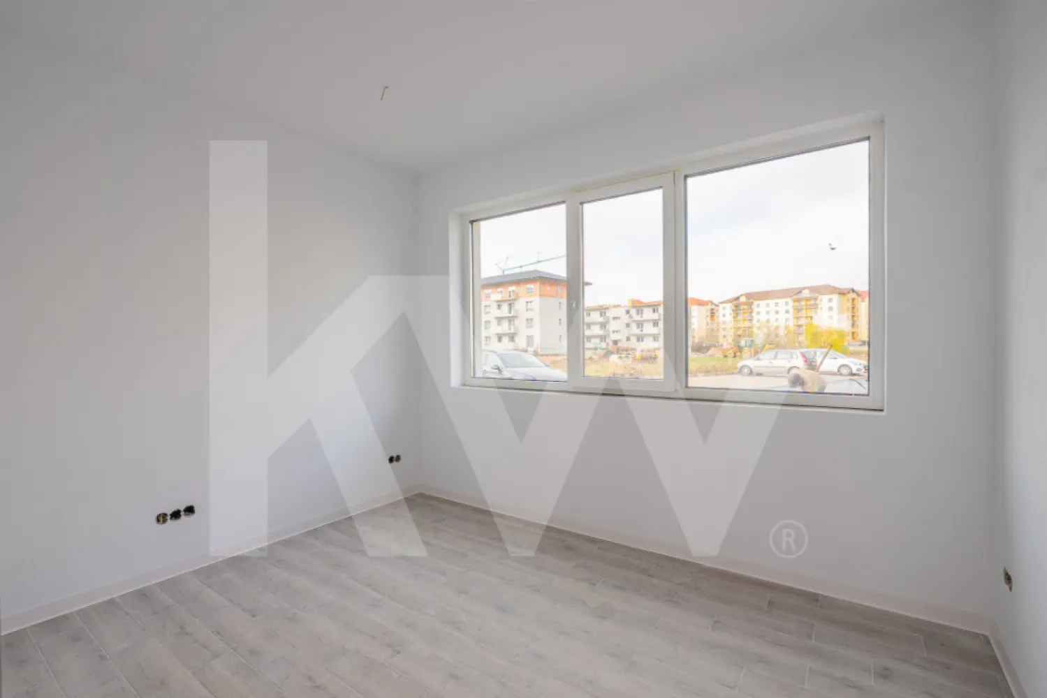 Spațiu comercial, finisat, vitrina, parcare – Doamna Stanca–Dedeman, disponibil acum - Vă propun spre închiriere un spațiu comercial situat la parterul unui bloc nou, finalizat în 2025, în zona Doamna Stanca – Dedeman, una dintre cele mai dinamice artere comerciale din zonă.Spațiul are o suprafață utilă de 64 mp, este compartimentat și finisat, fiind pregătit pentru preluare imediată. Accesul se realizează direct din strada Doamna Stanca, prin două uși de intrare, oferind vizibilitate excelentă și flux natural de clienți.&nbsp;Beneficiază de 1 loc de parcare dedicat și acces la parcările disponibile ale ansamblului rezidențial. Este potrivit pentru o gamă largă de activități: – farmacie – salon de înfrumusețare (barber, frizerie, cosmetică, manichiură) – sediu firmă – magazin alimentar – showroom – magazin piese auto – centru de recoltare analize – alte activități comerciale sau de servicii.Chiriașul beneficiază de 30 de zile perioadă de grație pentru amenajare și obținerea autorizațiilor. Se solicită garanție echivalentă cu 2 luni de chirie. Spațiul este disponibil imediat.&nbsp;Contactați-mă pentru vizionare și pentru a vă asigura cel mai potrivit loc pentru dezvoltarea afacerii dumneavoastră.Razvan Radomir - Keller Williams Sibiu