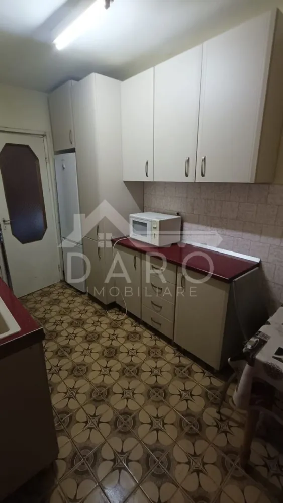 🏡 Apartament 2 camere de închiriat – Tudor | Str. Rodniciei - 🏡 Apartament 2 camere de închiriat – Tudor | Str. Rodniciei
Se oferă spre închiriere apartament cu 2 camere, situat în Târgu Mureș, cartierul Tudor, pe strada Rodniciei, într-o zonă liniștită și bine poziționată. Apartamentul este luminos, bine compartimentat și potrivit pentru închiriere pe termen lung.
✔ disponibil pentru mutare imediată
✔ ideal pentru o persoană, cuplu sau familie
Compartimentare:
✔ living
✔ dormitor
✔ bucătărie
✔ baie
✔ debara
✔ 2 balcoane
Dotări:
✔ frigider
✔ mașină de spălat
✔ ferestre termopan
Avantaje locație:
📍 zonă liniștită
📍 acces facil către mijloace de transport
📍 aproape de magazine, școli și alte puncte de interes
🤝 Proprietate promovată prin DARO Imobiliare
🏠 Te gândești să îți cumperi propriul apartament?
Prin Kiwi Finance beneficiezi de:
✔ analiză GRATUITĂ a eligibilității
✔ acces la oferte de la peste 12 bănci
✔ negocierea dobânzii în favoarea ta
✔ suport complet până la obținerea creditului
📞 Detalii și vizionări:
Coman Maria – DARO Imobiliare & Kiwi Finance
📱 0749 535 729
🔑 DARO Imobiliare – găsim locuința potrivită.
💳 Kiwi Finance – te ajutăm să devii proprietar.