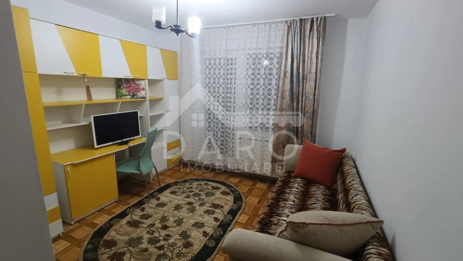 🏡 Apartament 2 camere de închiriat – Tudor | Str. Rodniciei - 🏡 Apartament 2 camere de închiriat – Tudor | Str. Rodniciei
Se oferă spre închiriere apartament cu 2 camere, situat în Târgu Mureș, cartierul Tudor, pe strada Rodniciei, într-o zonă liniștită și bine poziționată. Apartamentul este luminos, bine compartimentat și potrivit pentru închiriere pe termen lung.
✔ disponibil pentru mutare imediată
✔ ideal pentru o persoană, cuplu sau familie
Compartimentare:
✔ living
✔ dormitor
✔ bucătărie
✔ baie
✔ debara
✔ 2 balcoane
Dotări:
✔ frigider
✔ mașină de spălat
✔ ferestre termopan
Avantaje locație:
📍 zonă liniștită
📍 acces facil către mijloace de transport
📍 aproape de magazine, școli și alte puncte de interes
🤝 Proprietate promovată prin DARO Imobiliare
🏠 Te gândești să îți cumperi propriul apartament?
Prin Kiwi Finance beneficiezi de:
✔ analiză GRATUITĂ a eligibilității
✔ acces la oferte de la peste 12 bănci
✔ negocierea dobânzii în favoarea ta
✔ suport complet până la obținerea creditului
📞 Detalii și vizionări:
Coman Maria – DARO Imobiliare & Kiwi Finance
📱 0749 535 729
🔑 DARO Imobiliare – găsim locuința potrivită.
💳 Kiwi Finance – te ajutăm să devii proprietar.