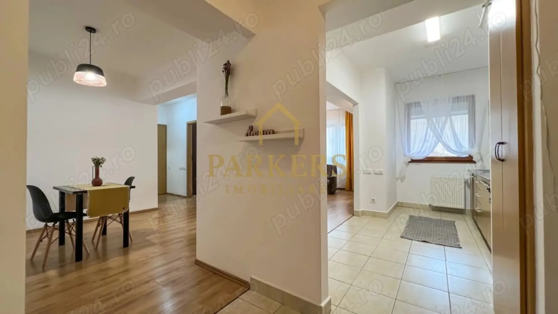 Apartament 2 camere de inchiriat in Marasti Cluj-Napoca - Parkers Imobiliare vă propune spre închiriere un apartament cu 2 camere, spațios și primitor, situat în cartierul Mărăști, una dintre cele mai căutate zone din Cluj-Napoca datorită accesului facil către punctele de interes ale orașului.
​Detalii Principale:
​Suprafață utilă: 60 mp reali, oferind un confort sporit.
​Etaj: 1 (ideal pentru acces rapid )
​Compartimentare: Semidecomandat, inteligent structurat pentru a maximiza spațiul:
​Living generos cu zonă de relaxare (canapea și fotolii din piele) și zonă de dining.
​Dormitor matrimonial liniștit, cu pat dublu și decor relaxant.
​Bucătărie complet utilată, separată vizual, dotată cu aragaz, cuptor, cuptor cu microunde și spații de depozitare.
​Hol de acces generos cu zonă pentru haine/pantofari.
​Baie modernă.
​Dotări și Finisaje:
​Apartamentul a fost amenajat cu atenție la detalii, punând accent pe o atmosferă caldă. 
Beneficiază de:
​Centrală termică proprie pentru controlul optim al costurilor de întreținere.
​Geamuri termopan mari, ce asigură o luminozitate naturală excelentă pe tot parcursul zilei.
​Podele din parchet laminat în camere și gresie în zonele de trafic intens.
​Mobilier modern și decorațiuni în tonuri calde de ocru și verde smarald.
​Locație:
​Situat în cartierul Mărăști, apartamentul oferă acces rapid la:
​Mijloace de transport în comun (stații de autobuz în proximitate).
​Supermarket-uri (Lidl, Kaufland), piețe și bănci.
​Zone verzi și centre de afaceri (The Office, Iulius Mall la câteva minute distanță).
​Condiții de închiriere:
​Se pretează pentru un cuplu sau o persoană singură care caută un spațiu aerisit.
​Nu se acceptă animale de companie .
​Disponibilitate imediată.