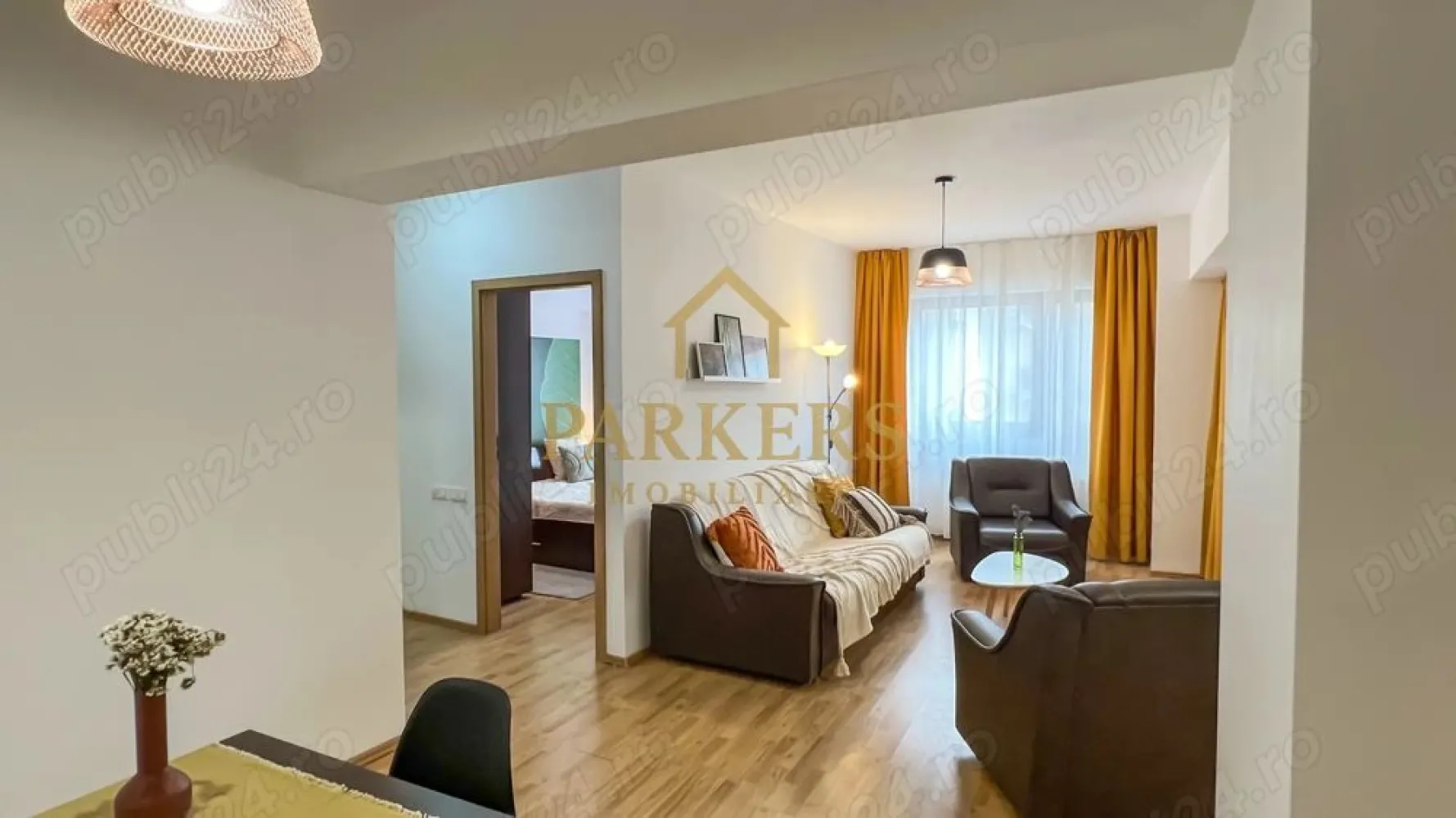 Apartament 2 camere de inchiriat in Marasti Cluj-Napoca - Parkers Imobiliare vă propune spre închiriere un apartament cu 2 camere, spațios și primitor, situat în cartierul Mărăști, una dintre cele mai căutate zone din Cluj-Napoca datorită accesului facil către punctele de interes ale orașului.
​Detalii Principale:
​Suprafață utilă: 60 mp reali, oferind un confort sporit.
​Etaj: 1 (ideal pentru acces rapid )
​Compartimentare: Semidecomandat, inteligent structurat pentru a maximiza spațiul:
​Living generos cu zonă de relaxare (canapea și fotolii din piele) și zonă de dining.
​Dormitor matrimonial liniștit, cu pat dublu și decor relaxant.
​Bucătărie complet utilată, separată vizual, dotată cu aragaz, cuptor, cuptor cu microunde și spații de depozitare.
​Hol de acces generos cu zonă pentru haine/pantofari.
​Baie modernă.
​Dotări și Finisaje:
​Apartamentul a fost amenajat cu atenție la detalii, punând accent pe o atmosferă caldă. 
Beneficiază de:
​Centrală termică proprie pentru controlul optim al costurilor de întreținere.
​Geamuri termopan mari, ce asigură o luminozitate naturală excelentă pe tot parcursul zilei.
​Podele din parchet laminat în camere și gresie în zonele de trafic intens.
​Mobilier modern și decorațiuni în tonuri calde de ocru și verde smarald.
​Locație:
​Situat în cartierul Mărăști, apartamentul oferă acces rapid la:
​Mijloace de transport în comun (stații de autobuz în proximitate).
​Supermarket-uri (Lidl, Kaufland), piețe și bănci.
​Zone verzi și centre de afaceri (The Office, Iulius Mall la câteva minute distanță).
​Condiții de închiriere:
​Se pretează pentru un cuplu sau o persoană singură care caută un spațiu aerisit.
​Nu se acceptă animale de companie .
​Disponibilitate imediată.
