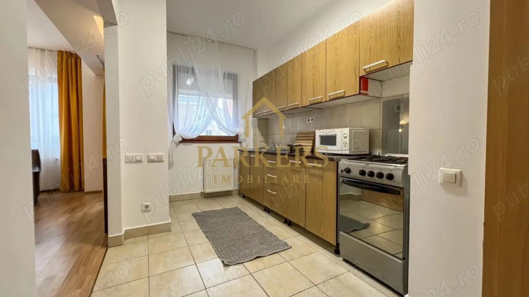 Apartament 2 camere de inchiriat in Marasti Cluj-Napoca - Parkers Imobiliare vă propune spre închiriere un apartament cu 2 camere, spațios și primitor, situat în cartierul Mărăști, una dintre cele mai căutate zone din Cluj-Napoca datorită accesului facil către punctele de interes ale orașului.
​Detalii Principale:
​Suprafață utilă: 60 mp reali, oferind un confort sporit.
​Etaj: 1 (ideal pentru acces rapid )
​Compartimentare: Semidecomandat, inteligent structurat pentru a maximiza spațiul:
​Living generos cu zonă de relaxare (canapea și fotolii din piele) și zonă de dining.
​Dormitor matrimonial liniștit, cu pat dublu și decor relaxant.
​Bucătărie complet utilată, separată vizual, dotată cu aragaz, cuptor, cuptor cu microunde și spații de depozitare.
​Hol de acces generos cu zonă pentru haine/pantofari.
​Baie modernă.
​Dotări și Finisaje:
​Apartamentul a fost amenajat cu atenție la detalii, punând accent pe o atmosferă caldă. 
Beneficiază de:
​Centrală termică proprie pentru controlul optim al costurilor de întreținere.
​Geamuri termopan mari, ce asigură o luminozitate naturală excelentă pe tot parcursul zilei.
​Podele din parchet laminat în camere și gresie în zonele de trafic intens.
​Mobilier modern și decorațiuni în tonuri calde de ocru și verde smarald.
​Locație:
​Situat în cartierul Mărăști, apartamentul oferă acces rapid la:
​Mijloace de transport în comun (stații de autobuz în proximitate).
​Supermarket-uri (Lidl, Kaufland), piețe și bănci.
​Zone verzi și centre de afaceri (The Office, Iulius Mall la câteva minute distanță).
​Condiții de închiriere:
​Se pretează pentru un cuplu sau o persoană singură care caută un spațiu aerisit.
​Nu se acceptă animale de companie .
​Disponibilitate imediată.