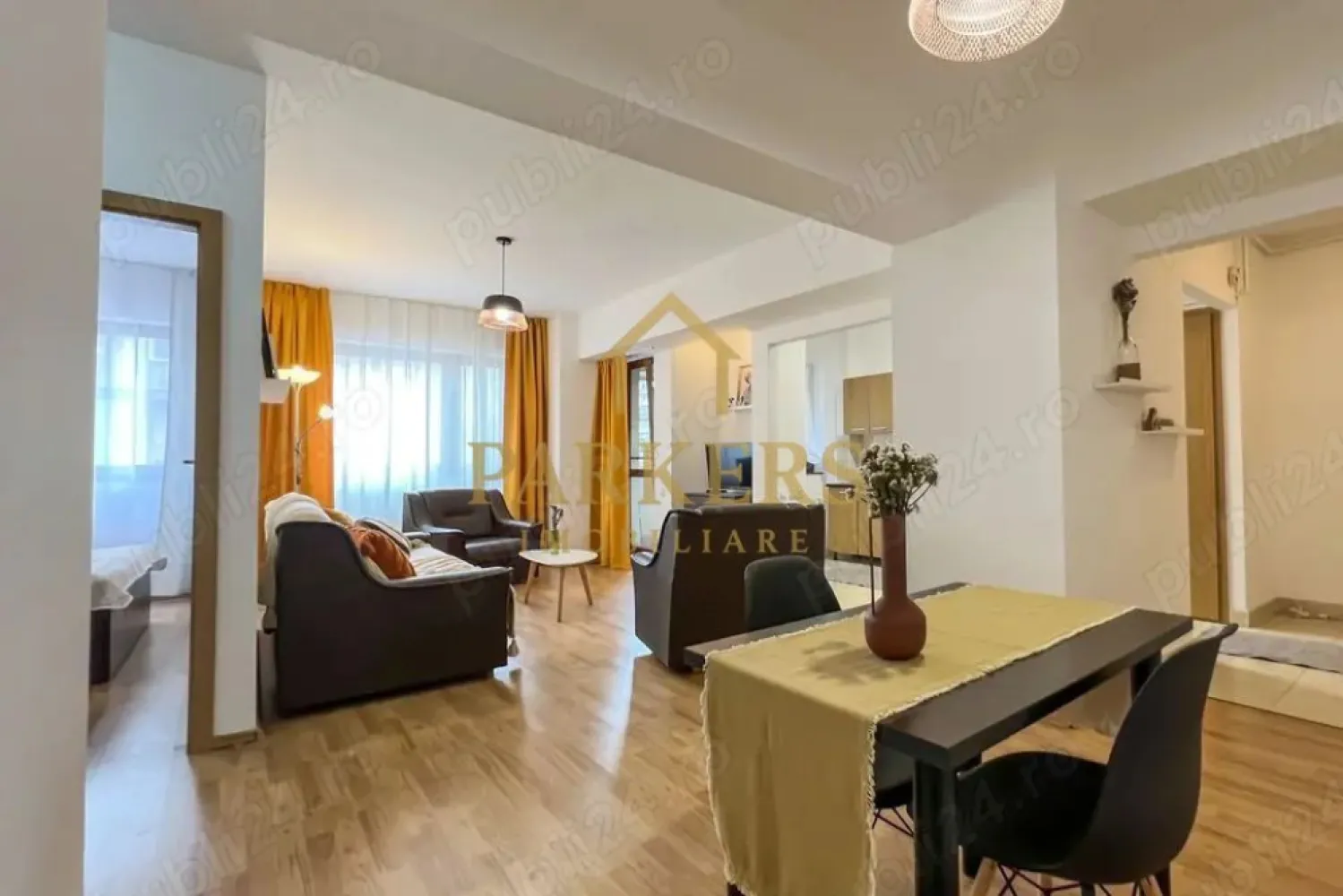 Apartament 2 camere de inchiriat in Marasti Cluj-Napoca - Parkers Imobiliare vă propune spre închiriere un apartament cu 2 camere, spațios și primitor, situat în cartierul Mărăști, una dintre cele mai căutate zone din Cluj-Napoca datorită accesului facil către punctele de interes ale orașului.
​Detalii Principale:
​Suprafață utilă: 60 mp reali, oferind un confort sporit.
​Etaj: 1 (ideal pentru acces rapid )
​Compartimentare: Semidecomandat, inteligent structurat pentru a maximiza spațiul:
​Living generos cu zonă de relaxare (canapea și fotolii din piele) și zonă de dining.
​Dormitor matrimonial liniștit, cu pat dublu și decor relaxant.
​Bucătărie complet utilată, separată vizual, dotată cu aragaz, cuptor, cuptor cu microunde și spații de depozitare.
​Hol de acces generos cu zonă pentru haine/pantofari.
​Baie modernă.
​Dotări și Finisaje:
​Apartamentul a fost amenajat cu atenție la detalii, punând accent pe o atmosferă caldă. 
Beneficiază de:
​Centrală termică proprie pentru controlul optim al costurilor de întreținere.
​Geamuri termopan mari, ce asigură o luminozitate naturală excelentă pe tot parcursul zilei.
​Podele din parchet laminat în camere și gresie în zonele de trafic intens.
​Mobilier modern și decorațiuni în tonuri calde de ocru și verde smarald.
​Locație:
​Situat în cartierul Mărăști, apartamentul oferă acces rapid la:
​Mijloace de transport în comun (stații de autobuz în proximitate).
​Supermarket-uri (Lidl, Kaufland), piețe și bănci.
​Zone verzi și centre de afaceri (The Office, Iulius Mall la câteva minute distanță).
​Condiții de închiriere:
​Se pretează pentru un cuplu sau o persoană singură care caută un spațiu aerisit.
​Nu se acceptă animale de companie .
​Disponibilitate imediată.