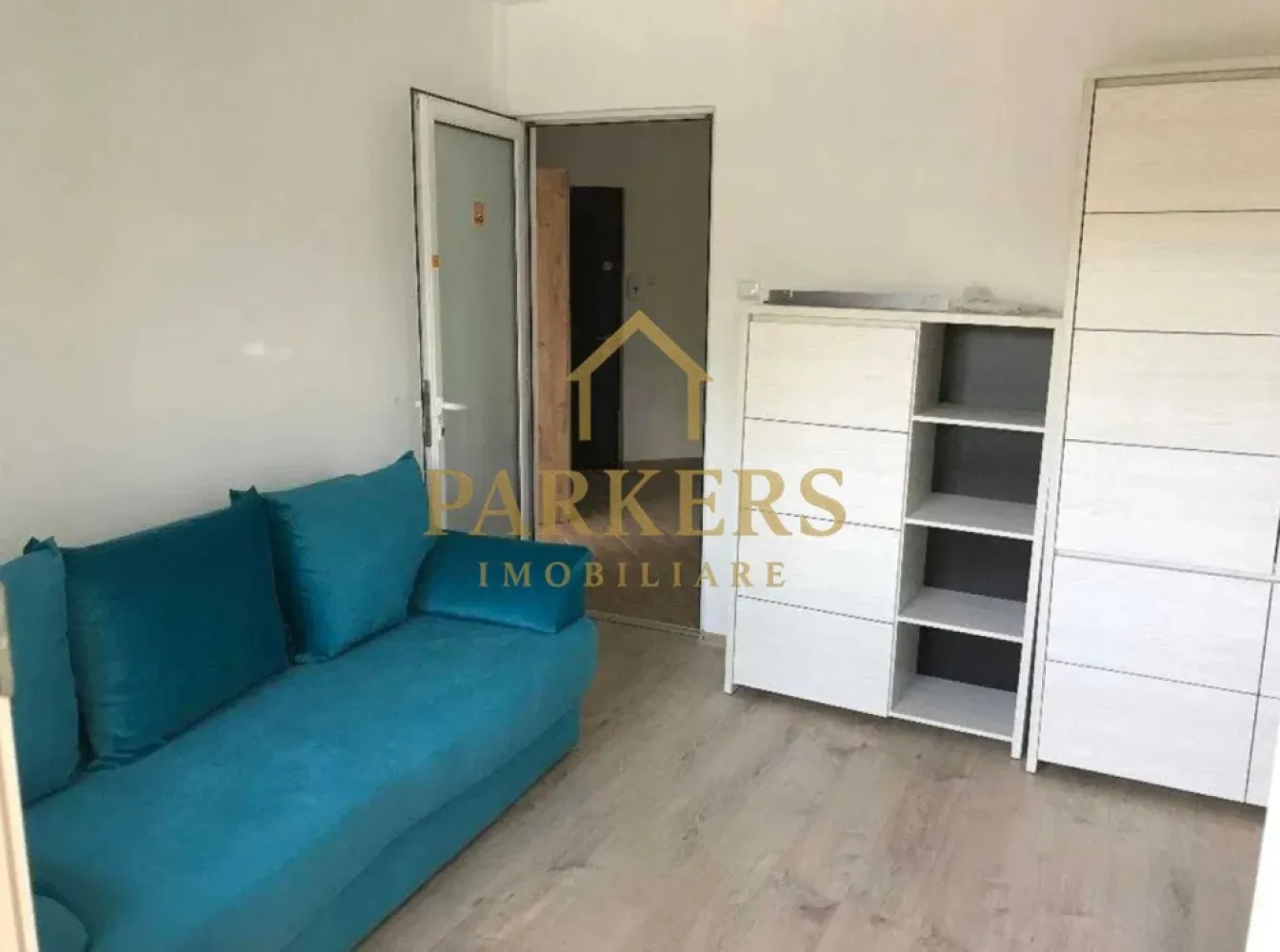 Apartament 3 camere de inchiriat langa USAMV Manastur in Cluj-Napoca - Parkers Imobiliare oferă spre închiriere apartament 3 camere decomandat, situat în Mănăștur, str. Almășului, la 2 minute de Kaufland Mănăștur și 5 minute de USAMV.
 Suprafață: 70 mp Etaj: 1/4 Balcon închis Loc de parcare
Compartimentare: 3 camere, bucătărie separată, 2 băi, hol, cămară, balcon.
Dotări: centrală termică, mașină de spălat, combină frigorifică, cuptor electric, plită pe gaz, hotă, geamuri și uși termopan, bloc izolat.
Apartamentul este mobilat și utilat complet, potrivit pentru maxim 3 persoane.
 Fumători și animale de companie – nu se acceptă.
 Zonă excelentă, aproape de stații de autobuz, Piața Ion Meșter, Union.
 Disponibil imediat.