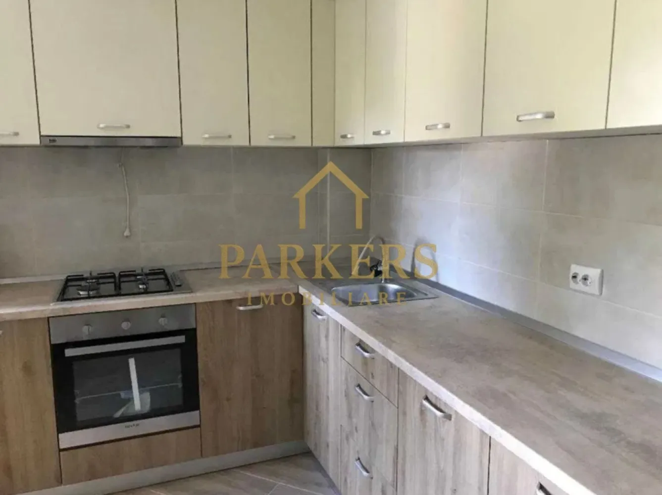 Apartament 3 camere de inchiriat langa USAMV Manastur in Cluj-Napoca - Parkers Imobiliare oferă spre închiriere apartament 3 camere decomandat, situat în Mănăștur, str. Almășului, la 2 minute de Kaufland Mănăștur și 5 minute de USAMV.
 Suprafață: 70 mp Etaj: 1/4 Balcon închis Loc de parcare
Compartimentare: 3 camere, bucătărie separată, 2 băi, hol, cămară, balcon.
Dotări: centrală termică, mașină de spălat, combină frigorifică, cuptor electric, plită pe gaz, hotă, geamuri și uși termopan, bloc izolat.
Apartamentul este mobilat și utilat complet, potrivit pentru maxim 3 persoane.
 Fumători și animale de companie – nu se acceptă.
 Zonă excelentă, aproape de stații de autobuz, Piața Ion Meșter, Union.
 Disponibil imediat.