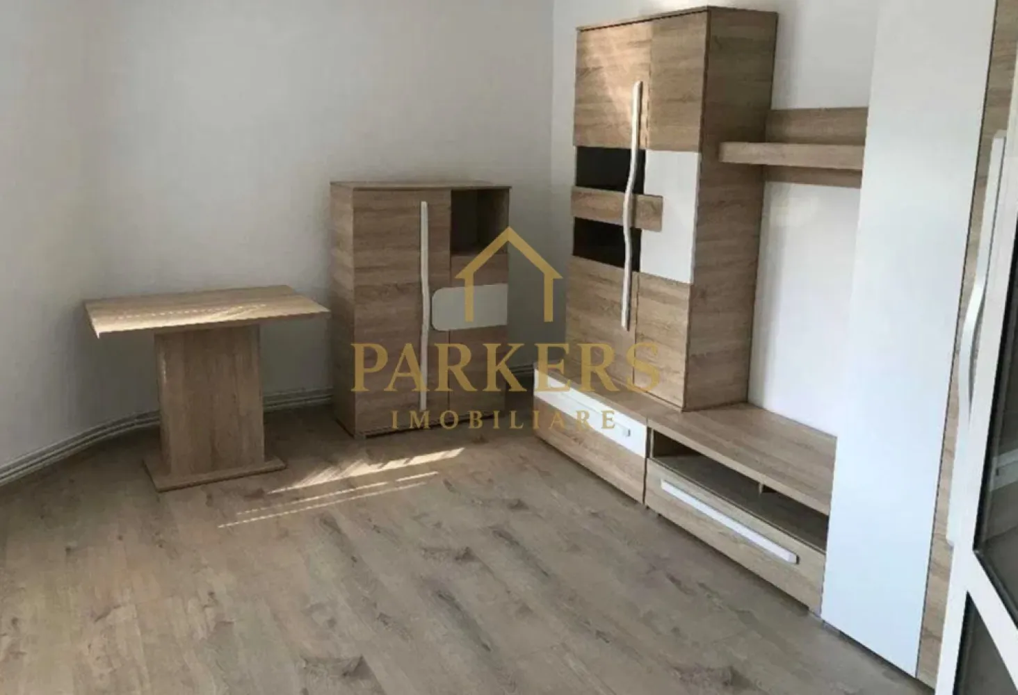 Apartament 3 camere de inchiriat langa USAMV Manastur in Cluj-Napoca - Parkers Imobiliare oferă spre închiriere apartament 3 camere decomandat, situat în Mănăștur, str. Almășului, la 2 minute de Kaufland Mănăștur și 5 minute de USAMV.
 Suprafață: 70 mp Etaj: 1/4 Balcon închis Loc de parcare
Compartimentare: 3 camere, bucătărie separată, 2 băi, hol, cămară, balcon.
Dotări: centrală termică, mașină de spălat, combină frigorifică, cuptor electric, plită pe gaz, hotă, geamuri și uși termopan, bloc izolat.
Apartamentul este mobilat și utilat complet, potrivit pentru maxim 3 persoane.
 Fumători și animale de companie – nu se acceptă.
 Zonă excelentă, aproape de stații de autobuz, Piața Ion Meșter, Union.
 Disponibil imediat.