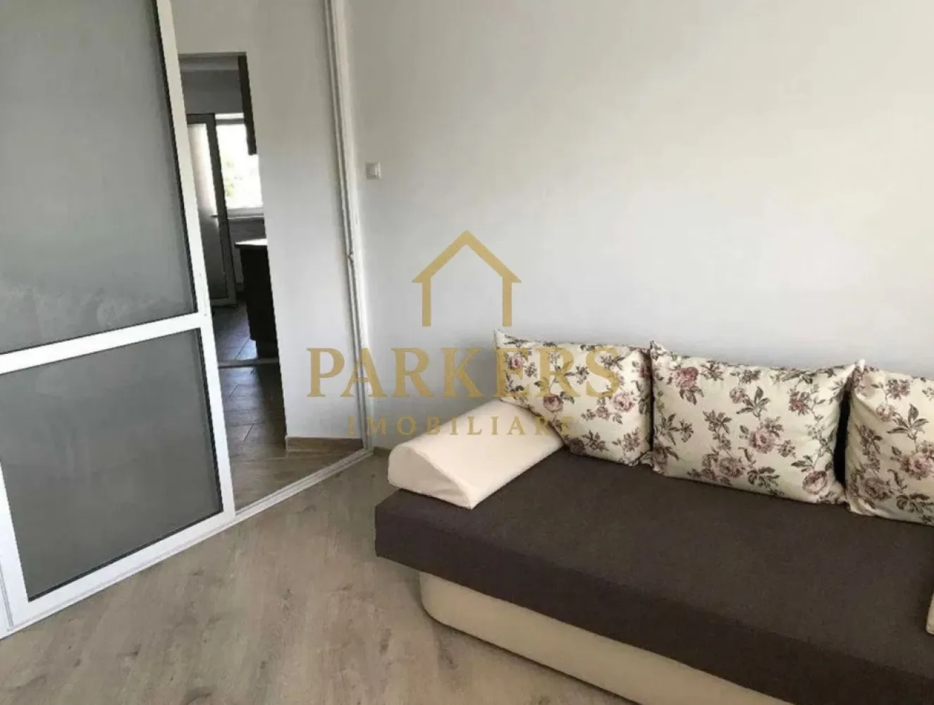 Apartament 3 camere de inchiriat langa USAMV Manastur in Cluj-Napoca - Parkers Imobiliare oferă spre închiriere apartament 3 camere decomandat, situat în Mănăștur, str. Almășului, la 2 minute de Kaufland Mănăștur și 5 minute de USAMV.
 Suprafață: 70 mp Etaj: 1/4 Balcon închis Loc de parcare
Compartimentare: 3 camere, bucătărie separată, 2 băi, hol, cămară, balcon.
Dotări: centrală termică, mașină de spălat, combină frigorifică, cuptor electric, plită pe gaz, hotă, geamuri și uși termopan, bloc izolat.
Apartamentul este mobilat și utilat complet, potrivit pentru maxim 3 persoane.
 Fumători și animale de companie – nu se acceptă.
 Zonă excelentă, aproape de stații de autobuz, Piața Ion Meșter, Union.
 Disponibil imediat.