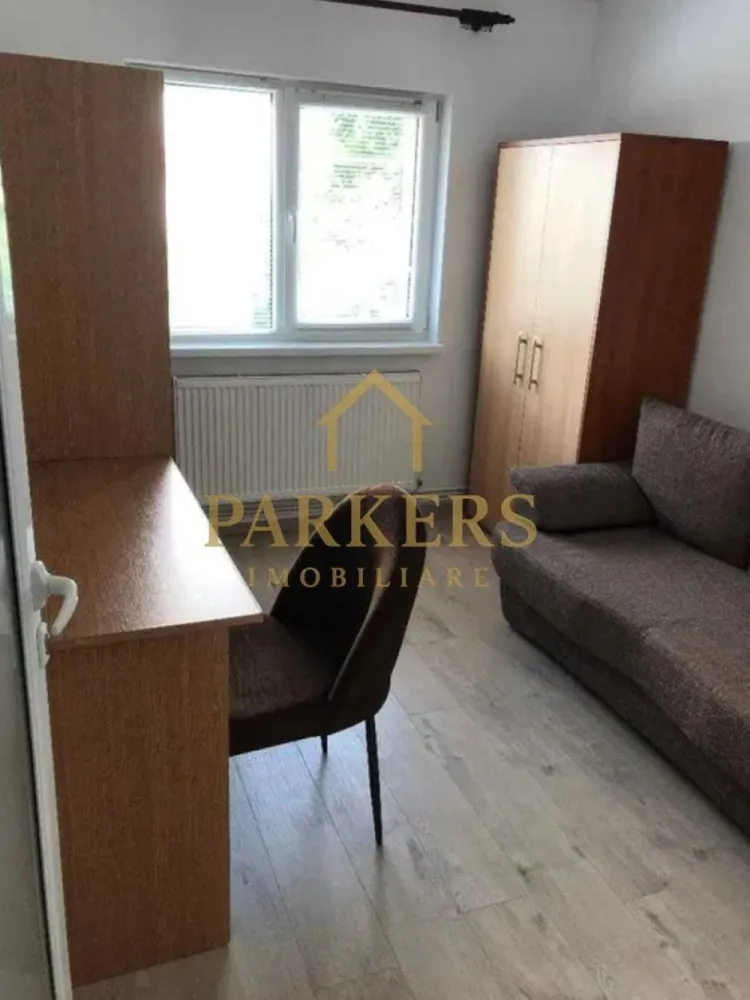 Apartament 3 camere de inchiriat langa USAMV Manastur in Cluj-Napoca - Parkers Imobiliare oferă spre închiriere apartament 3 camere decomandat, situat în Mănăștur, str. Almășului, la 2 minute de Kaufland Mănăștur și 5 minute de USAMV.
 Suprafață: 70 mp Etaj: 1/4 Balcon închis Loc de parcare
Compartimentare: 3 camere, bucătărie separată, 2 băi, hol, cămară, balcon.
Dotări: centrală termică, mașină de spălat, combină frigorifică, cuptor electric, plită pe gaz, hotă, geamuri și uși termopan, bloc izolat.
Apartamentul este mobilat și utilat complet, potrivit pentru maxim 3 persoane.
 Fumători și animale de companie – nu se acceptă.
 Zonă excelentă, aproape de stații de autobuz, Piața Ion Meșter, Union.
 Disponibil imediat.