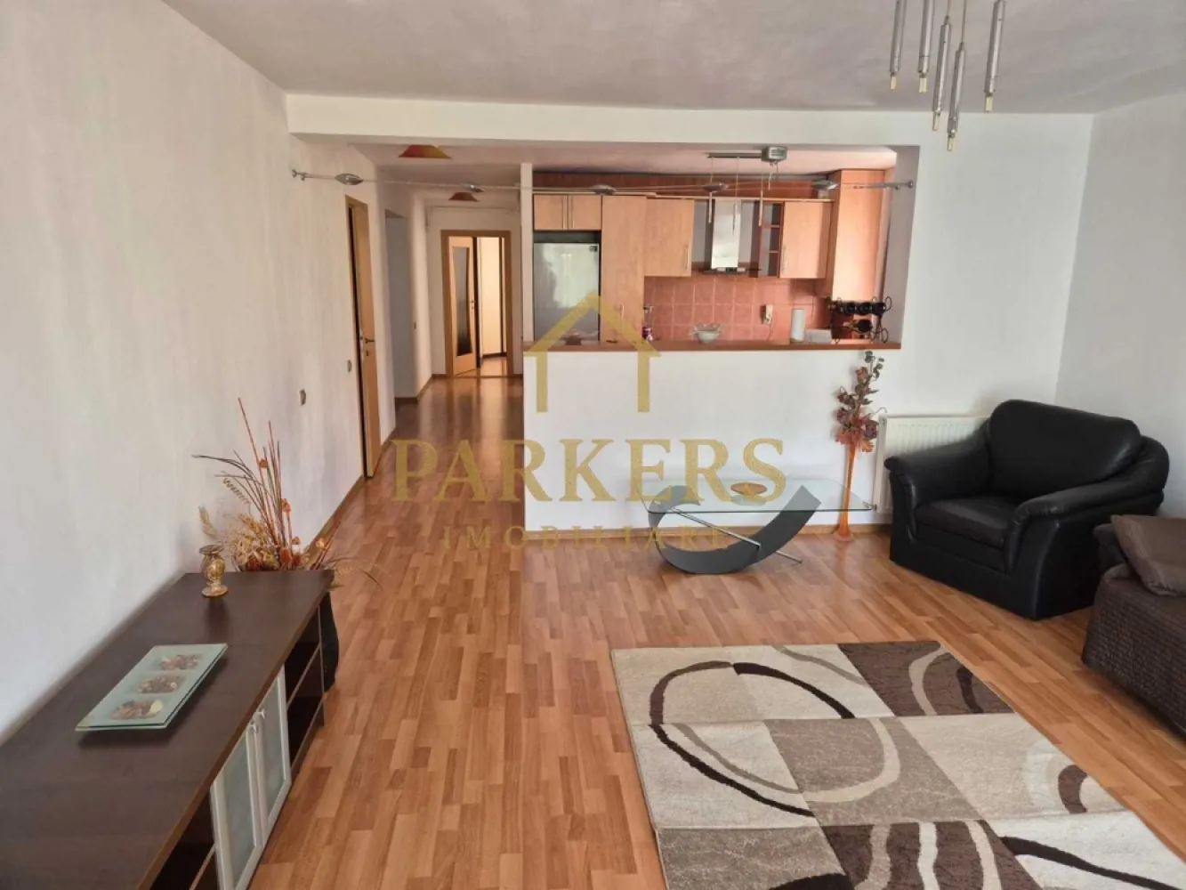 Apartament 3 camere de inchiriat cu 2 locuri de parcare zona Zorilor - PARKERS IMOBILIARE oferă spre închiriere un apartament cu 3 camere, situat într-o zonă foarte apreciată a cartierului Zorilor, Cluj-Napoca, într-un imobil modern, cu regim redus de înălțime.
Apartamentul este poziționat la etajul 1 din 2 și are o compartimentare practică, fiind compus din: living spațios, două dormitoare, bucătărie închisă, baie și balcon. Locuința beneficiază de lumină naturală pe tot parcursul zilei și oferă un ambient plăcut și liniștit.
Un mare avantaj îl reprezintă cele două locuri de parcare incluse în preț:
– un loc de parcare subteran,
– un loc de parcare exterior.
Zona este excelentă, cu acces rapid către centru, UMF, spitale, mijloace de transport în comun, magazine și alte puncte de interes.
Apartamentul este ideal pentru familie, cuplu sau persoane care își doresc confort, liniște și acces facil către toate zonele importante ale orașului.
 Pentru mai multe detalii sau programarea unei vizionări, nu ezitați să ne contactați!