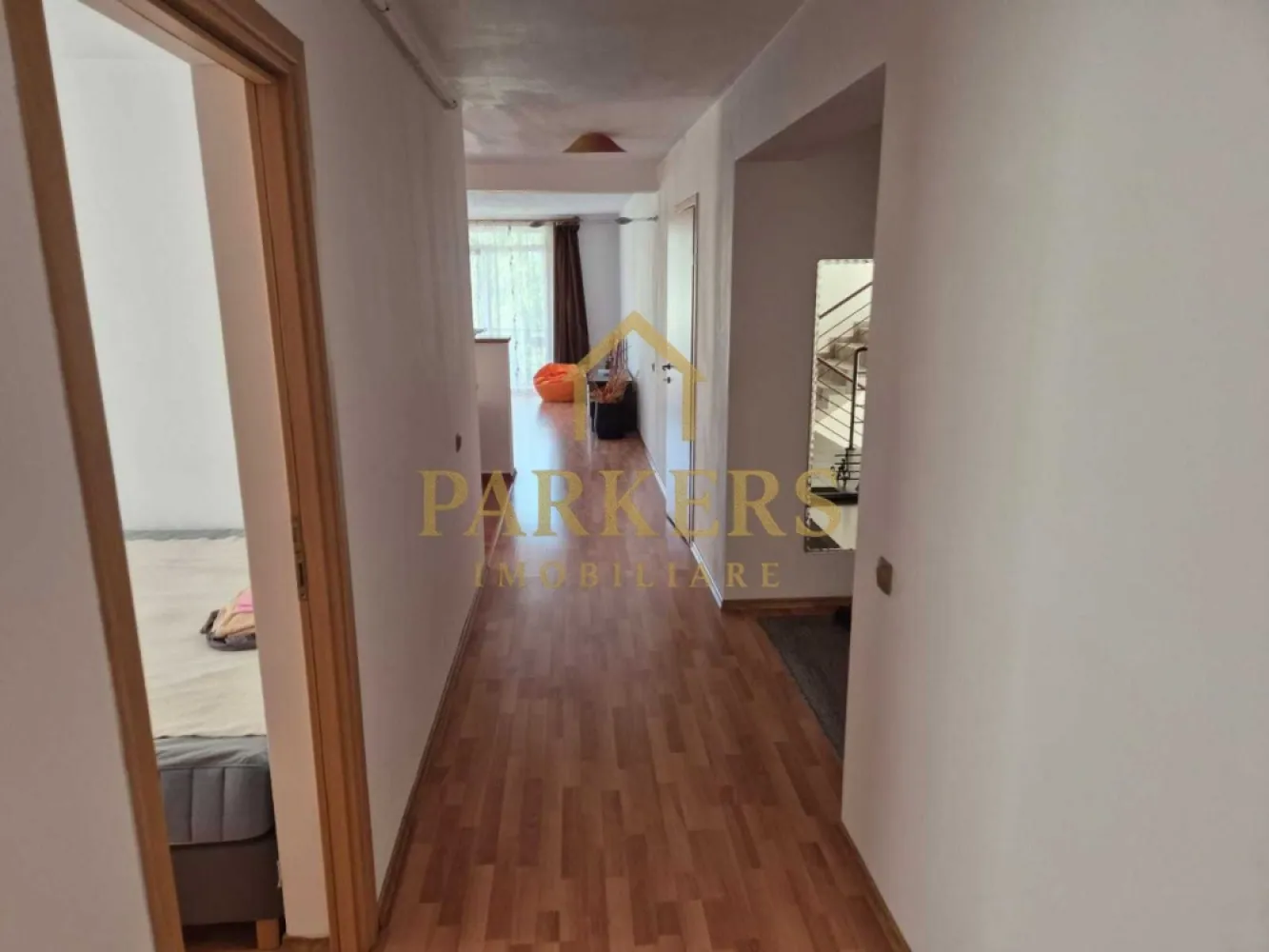 Apartament 3 camere de inchiriat cu 2 locuri de parcare zona Zorilor - PARKERS IMOBILIARE oferă spre închiriere un apartament cu 3 camere, situat într-o zonă foarte apreciată a cartierului Zorilor, Cluj-Napoca, într-un imobil modern, cu regim redus de înălțime.
Apartamentul este poziționat la etajul 1 din 2 și are o compartimentare practică, fiind compus din: living spațios, două dormitoare, bucătărie închisă, baie și balcon. Locuința beneficiază de lumină naturală pe tot parcursul zilei și oferă un ambient plăcut și liniștit.
Un mare avantaj îl reprezintă cele două locuri de parcare incluse în preț:
– un loc de parcare subteran,
– un loc de parcare exterior.
Zona este excelentă, cu acces rapid către centru, UMF, spitale, mijloace de transport în comun, magazine și alte puncte de interes.
Apartamentul este ideal pentru familie, cuplu sau persoane care își doresc confort, liniște și acces facil către toate zonele importante ale orașului.
 Pentru mai multe detalii sau programarea unei vizionări, nu ezitați să ne contactați!