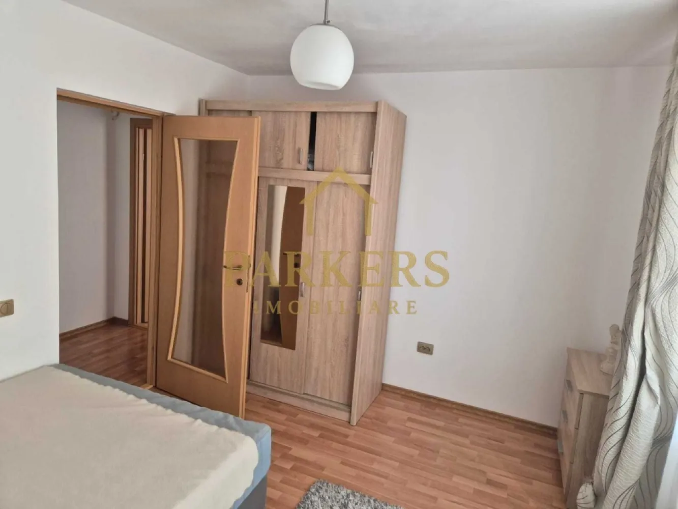 Apartament 3 camere de inchiriat cu 2 locuri de parcare zona Zorilor - PARKERS IMOBILIARE oferă spre închiriere un apartament cu 3 camere, situat într-o zonă foarte apreciată a cartierului Zorilor, Cluj-Napoca, într-un imobil modern, cu regim redus de înălțime.
Apartamentul este poziționat la etajul 1 din 2 și are o compartimentare practică, fiind compus din: living spațios, două dormitoare, bucătărie închisă, baie și balcon. Locuința beneficiază de lumină naturală pe tot parcursul zilei și oferă un ambient plăcut și liniștit.
Un mare avantaj îl reprezintă cele două locuri de parcare incluse în preț:
– un loc de parcare subteran,
– un loc de parcare exterior.
Zona este excelentă, cu acces rapid către centru, UMF, spitale, mijloace de transport în comun, magazine și alte puncte de interes.
Apartamentul este ideal pentru familie, cuplu sau persoane care își doresc confort, liniște și acces facil către toate zonele importante ale orașului.
 Pentru mai multe detalii sau programarea unei vizionări, nu ezitați să ne contactați!