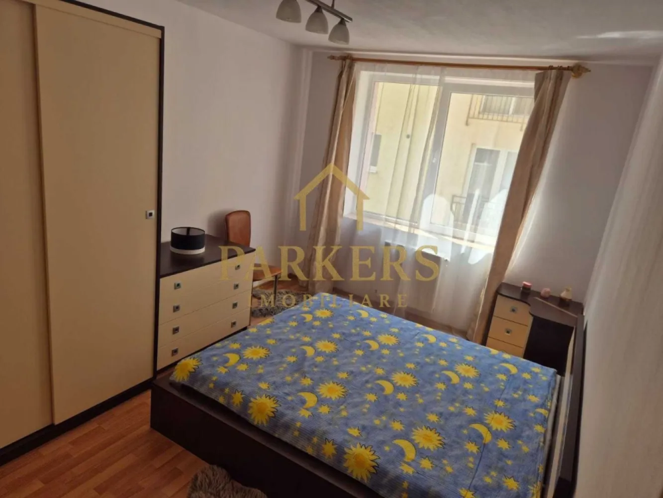 Apartament 3 camere de inchiriat cu 2 locuri de parcare zona Zorilor - PARKERS IMOBILIARE oferă spre închiriere un apartament cu 3 camere, situat într-o zonă foarte apreciată a cartierului Zorilor, Cluj-Napoca, într-un imobil modern, cu regim redus de înălțime.
Apartamentul este poziționat la etajul 1 din 2 și are o compartimentare practică, fiind compus din: living spațios, două dormitoare, bucătărie închisă, baie și balcon. Locuința beneficiază de lumină naturală pe tot parcursul zilei și oferă un ambient plăcut și liniștit.
Un mare avantaj îl reprezintă cele două locuri de parcare incluse în preț:
– un loc de parcare subteran,
– un loc de parcare exterior.
Zona este excelentă, cu acces rapid către centru, UMF, spitale, mijloace de transport în comun, magazine și alte puncte de interes.
Apartamentul este ideal pentru familie, cuplu sau persoane care își doresc confort, liniște și acces facil către toate zonele importante ale orașului.
 Pentru mai multe detalii sau programarea unei vizionări, nu ezitați să ne contactați!