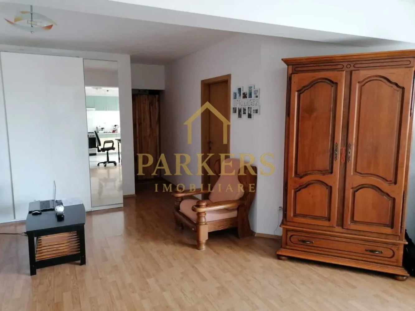 Apartament 2 camere etaj intermediar de vanzare zona Marasti Cluj - Apartament 2 camere, 62 mp – Modern și complet mobilat, Marasti
Descoperă confortul și eleganța unui apartament perfect pentru un cuplu tânăr, o familie modernă sau pentru o investiție sigură în viitor. Situat într-un ansamblu rezidențial nou din zona Mărăști, acest spațiu te va cuceri de la prima vizită.
 Detalii principale:
Suprafață utilă: 62 mp + balcon 7 mp
Etaj: 2/4
Finisaje noi, moderne, gândite pentru confort și funcționalitate
Living open-space generos, perfect pentru relaxare și socializare
Dormitor luminos, cu atmosferă caldă și primitoare
 Localizare excelentă:
3 minute până la mijloacele de transport
5 minute de Kaufland
15 minute până în Centrul orașului
Un apartament care combină designul contemporan, funcționalitatea inteligentă și proximitatea față de tot ce contează.
Un spațiu în care te vei simți acasă din prima clipă.