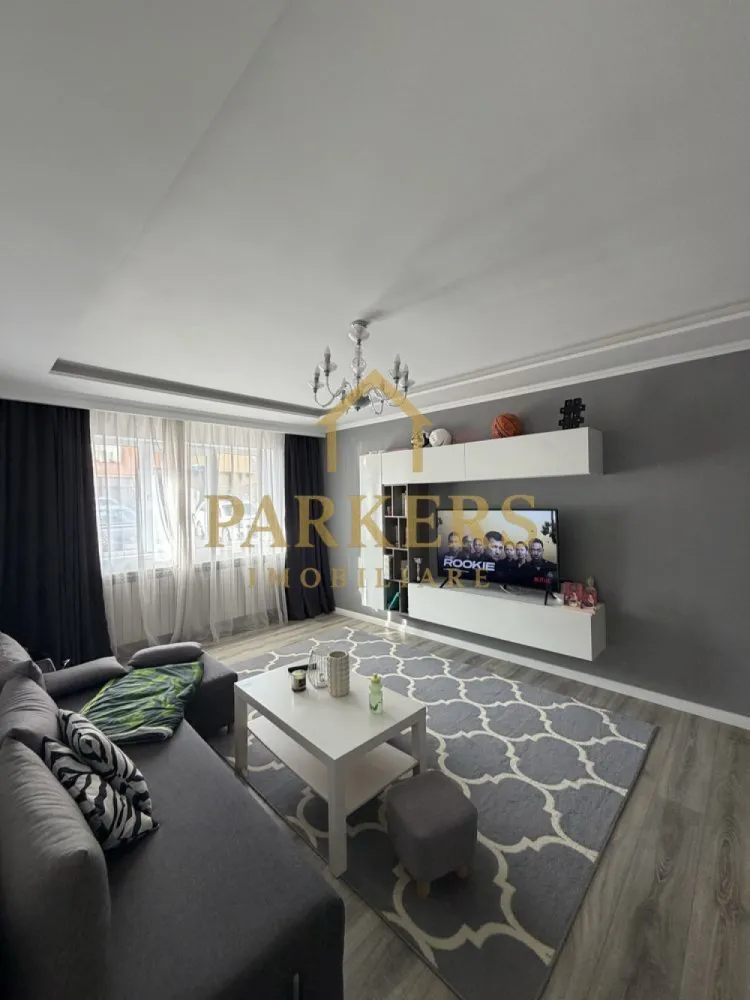 Apartament de vanzare 3 camere 65 mp utili in Cluj-Napoca - Parkers Imobiliare vă propune spre vânzare un apartament cu 3 camere, situat la parter, cu o suprafață utilă de 65 mp, ideal pentru locuință proprie sau investiție.
Apartamentul este decomandat, oferind un spațiu generos, bine organizat și luminos. Proprietatea beneficiază de finisaje de înaltă calitate, iar camerele sunt amenajate într-un stil modern și funcțional.
Locuința dispune de două băi complet utilate, una dintre acestea fiind dotată cu duș/cadă, toaletă și chiuvetă, oferind un plus de confort. Bucătăria este complet mobilată și utilată, fiind echipată cu electrocasnice moderne.

Compartimentare:
bucătărie
living / sufragerie
dormitor
dormitor secundar
hol
dressing
2 băi

 Localizare excelentă
Imobilul este amplasat într-o zonă foarte bine cotată, cu acces rapid către centre comerciale (Iulius Mall), instituții de învățământ și puncte de interes urban. Transportul public este ușor accesibil, iar în imediata apropiere se află parcuri și zone de recreere, ideale pentru familii sau pentru un stil de viață activ.

 Beneficii suplimentare:
spațiu de depozitare de 2 mp
pivniță de 8 mp, ideală pentru depozitare

 Vă invităm la vizionare pentru a descoperi toate avantajele acestei proprietăți.
Contactați Parkers Imobiliare pentru detalii suplimentare și programarea unei vizionări!