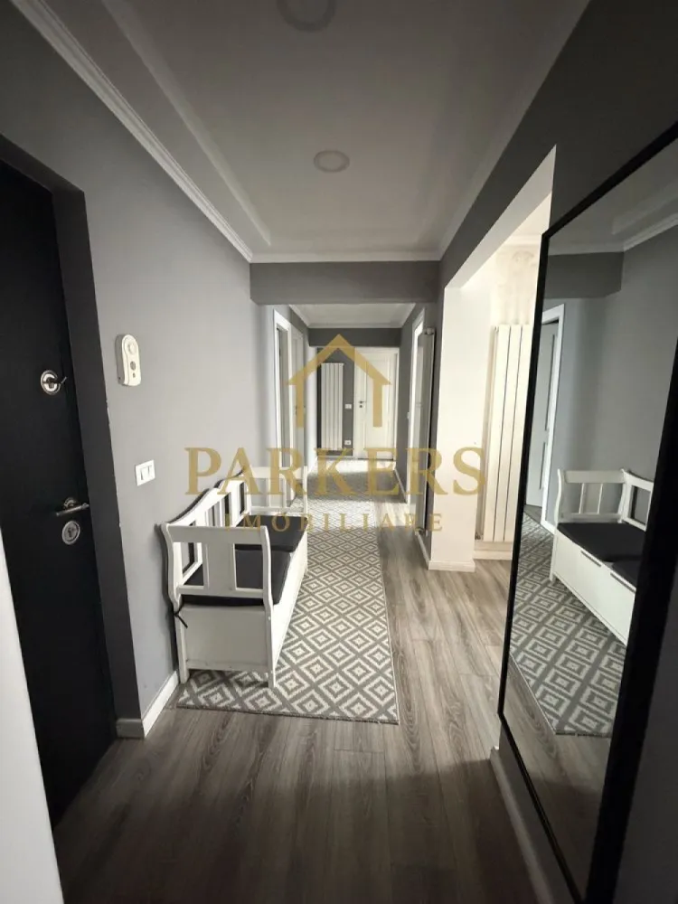 Apartament de vanzare 3 camere 65 mp utili in Cluj-Napoca - Parkers Imobiliare vă propune spre vânzare un apartament cu 3 camere, situat la parter, cu o suprafață utilă de 65 mp, ideal pentru locuință proprie sau investiție.
Apartamentul este decomandat, oferind un spațiu generos, bine organizat și luminos. Proprietatea beneficiază de finisaje de înaltă calitate, iar camerele sunt amenajate într-un stil modern și funcțional.
Locuința dispune de două băi complet utilate, una dintre acestea fiind dotată cu duș/cadă, toaletă și chiuvetă, oferind un plus de confort. Bucătăria este complet mobilată și utilată, fiind echipată cu electrocasnice moderne.

Compartimentare:
bucătărie
living / sufragerie
dormitor
dormitor secundar
hol
dressing
2 băi

 Localizare excelentă
Imobilul este amplasat într-o zonă foarte bine cotată, cu acces rapid către centre comerciale (Iulius Mall), instituții de învățământ și puncte de interes urban. Transportul public este ușor accesibil, iar în imediata apropiere se află parcuri și zone de recreere, ideale pentru familii sau pentru un stil de viață activ.

 Beneficii suplimentare:
spațiu de depozitare de 2 mp
pivniță de 8 mp, ideală pentru depozitare

 Vă invităm la vizionare pentru a descoperi toate avantajele acestei proprietăți.
Contactați Parkers Imobiliare pentru detalii suplimentare și programarea unei vizionări!